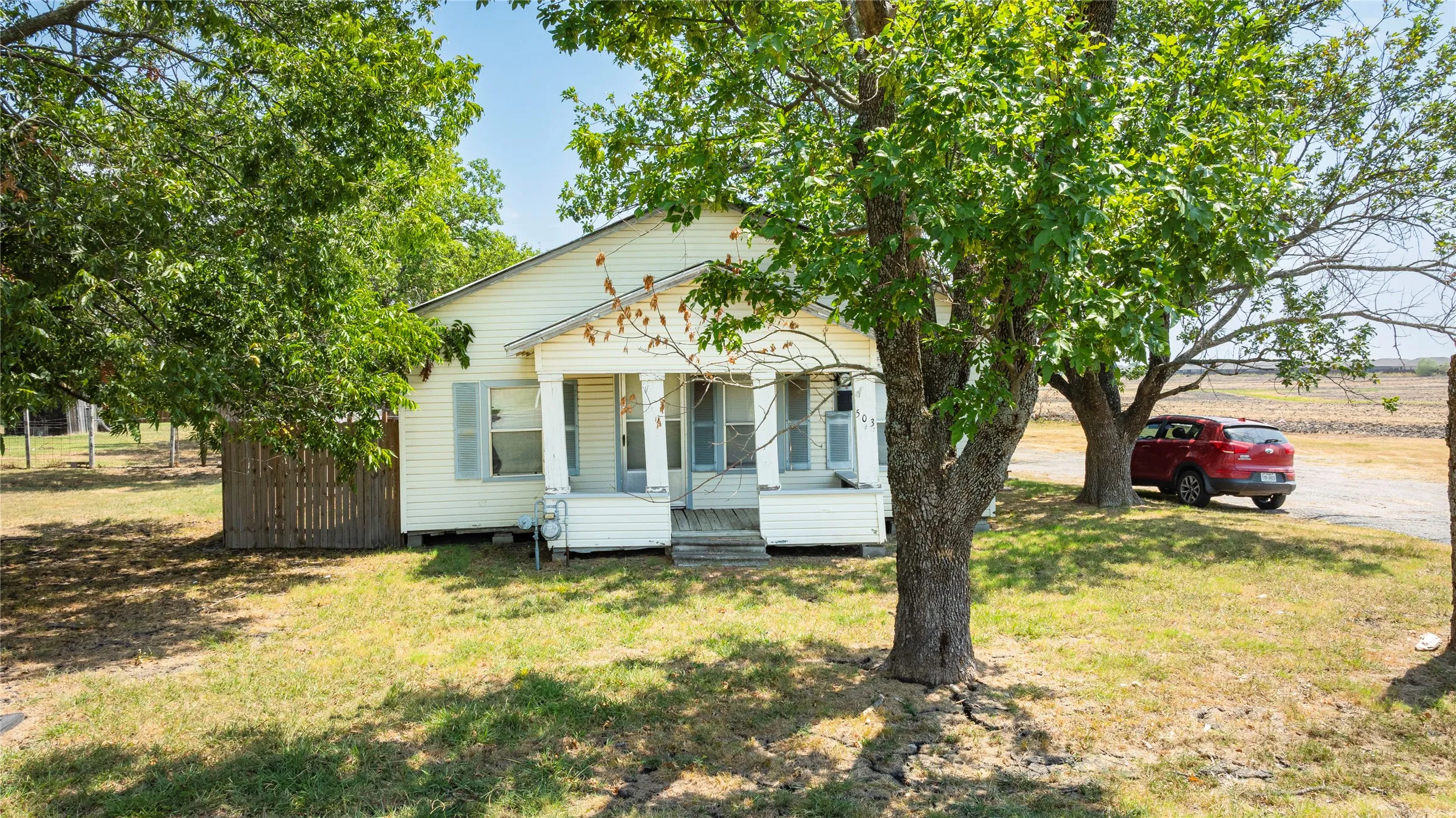 Single Family Residence For Sale in Collin County , 503 East Street, Josephine, Texas 75173, 2 Bedroom, 1 Bathroom, Garage spaces, 1,096 Sqft, built in 1951, mls#21277920, Real Estate Agent in Josephine, Homes For Sale in Collin county, Homes For Sale in Josephine, Realtor in Josephine Texas, Real Estate Brokerage Independent Realty Texas, Luminita Cordes Realtor