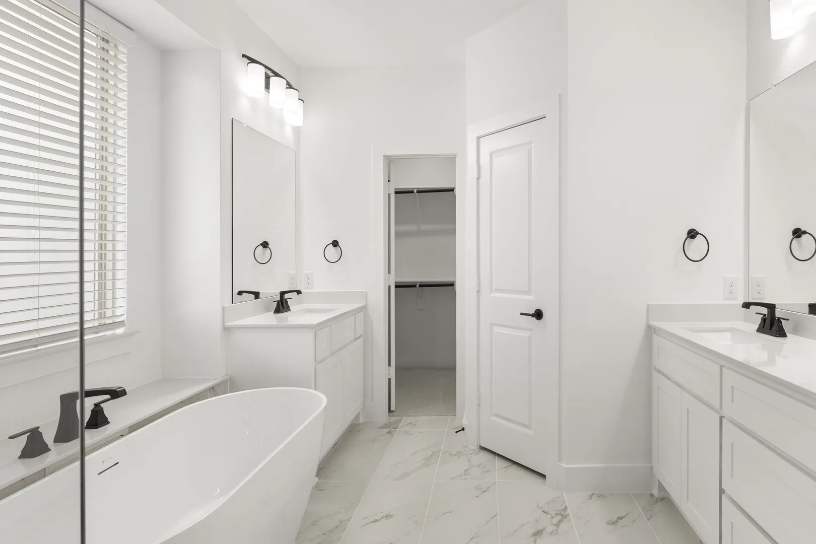 18. 2108 Corbera - Bath