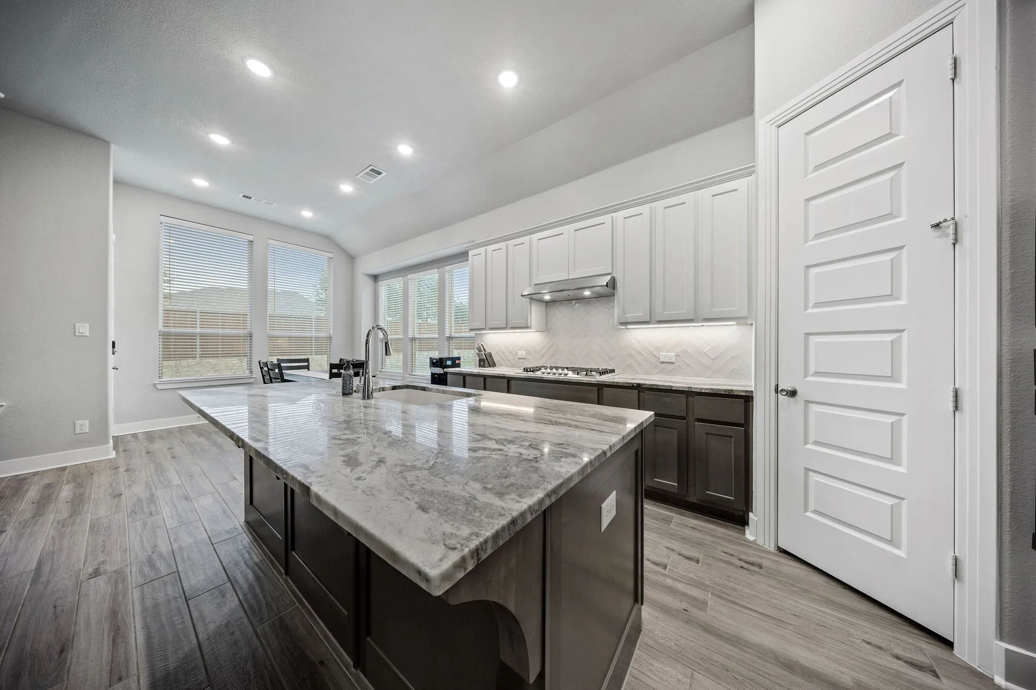 Single Family Residence For Sale in Denton County , 3912 Primrose Drive, Aubrey, Texas 76227, 4 Bedroom, 3 Bathroom, 2 Garage spaces, 2,266 Sqft, built in 2019, mls#21276182, Real Estate Agent in Aubrey, Homes For Sale in Denton county, Homes For Sale in Aubrey, Realtor in Aubrey Texas, Real Estate Brokerage Independent Realty Texas, Luminita Cordes Realtor