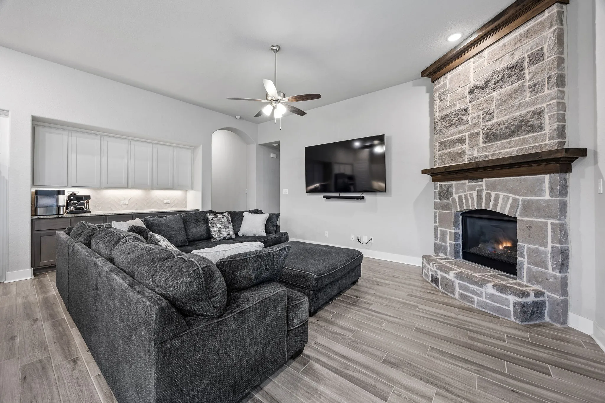 Single Family Residence For Sale in Denton County , 3912 Primrose Drive, Aubrey, Texas 76227, 4 Bedroom, 3 Bathroom, 2 Garage spaces, 2,266 Sqft, built in 2019, mls#21276182, Real Estate Agent in Aubrey, Homes For Sale in Denton county, Homes For Sale in Aubrey, Realtor in Aubrey Texas, Real Estate Brokerage Independent Realty Texas, Luminita Cordes Realtor