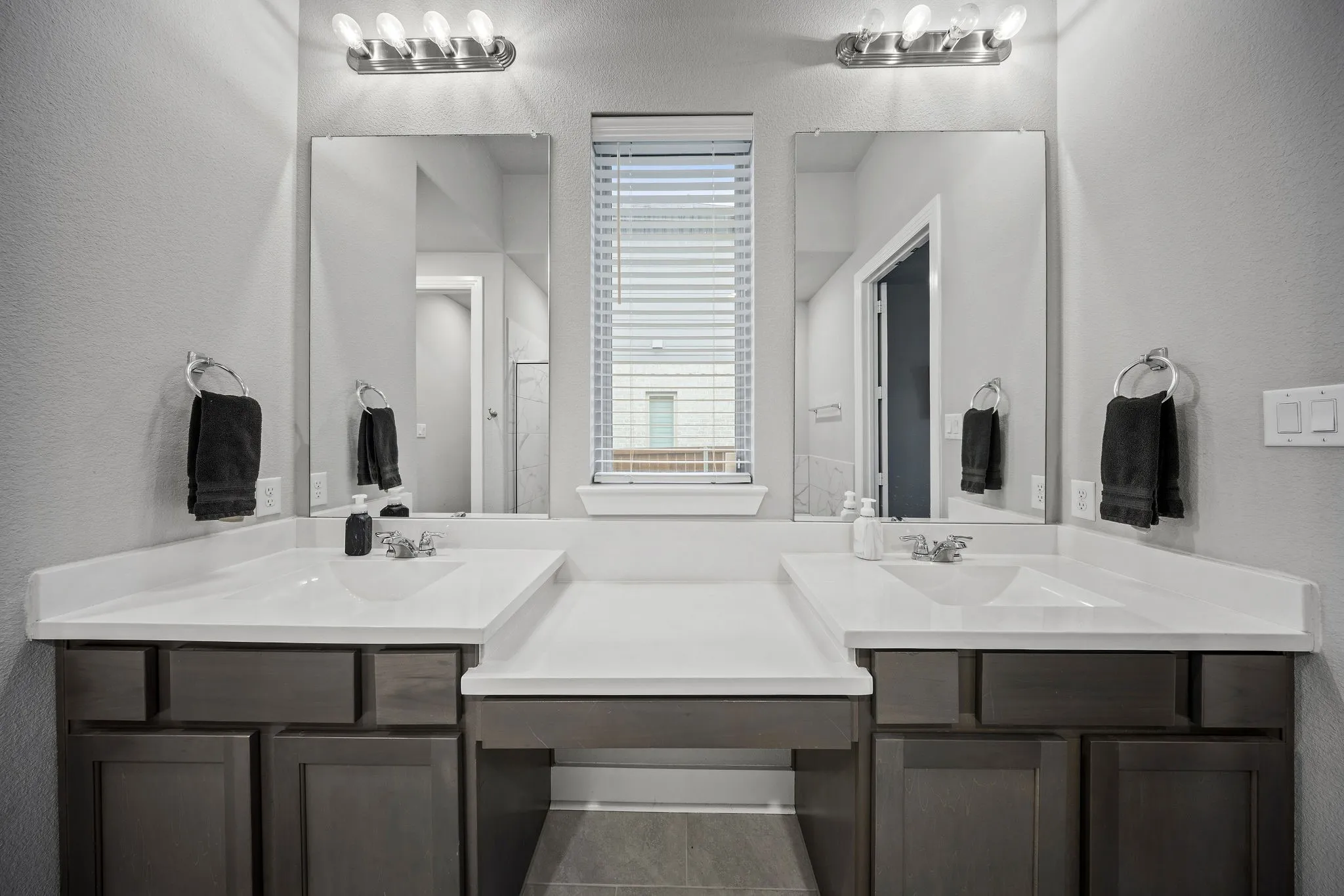 Single Family Residence For Sale in Denton County , 3912 Primrose Drive, Aubrey, Texas 76227, 4 Bedroom, 3 Bathroom, 2 Garage spaces, 2,266 Sqft, built in 2019, mls#21276182, Real Estate Agent in Aubrey, Homes For Sale in Denton county, Homes For Sale in Aubrey, Realtor in Aubrey Texas, Real Estate Brokerage Independent Realty Texas, Luminita Cordes Realtor