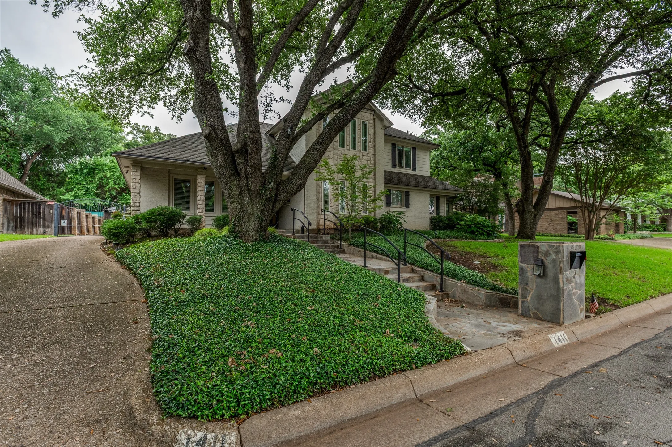 Single Family Residence For Sale in Tarrant County , 1411 Clubview Court, Arlington, Texas 76013, 4 Bedroom, 3 Bathroom, 2 Garage spaces, 2,924 Sqft, built in 1978, mls#21265645, Real Estate Agent in Arlington, Homes For Sale in Tarrant county, Homes For Sale in Arlington, Realtor in Arlington Texas, Real Estate Brokerage Independent Realty Texas, Luminita Cordes Realtor