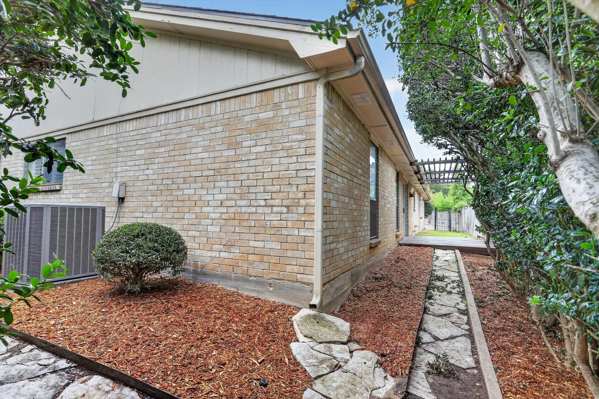 Single Family Residence For Sale in Tarrant County , 4083 Hidden View Circle, Fort Worth, Texas 76109, 3 Bedroom, 2 Bathroom, 2 Garage spaces, 2,209 Sqft, built in 1978, mls#21276783, Real Estate Agent in Fort Worth, Homes For Sale in Tarrant county, Homes For Sale in Fort Worth, Realtor in Fort Worth Texas, Real Estate Brokerage Independent Realty Texas, Luminita Cordes Realtor