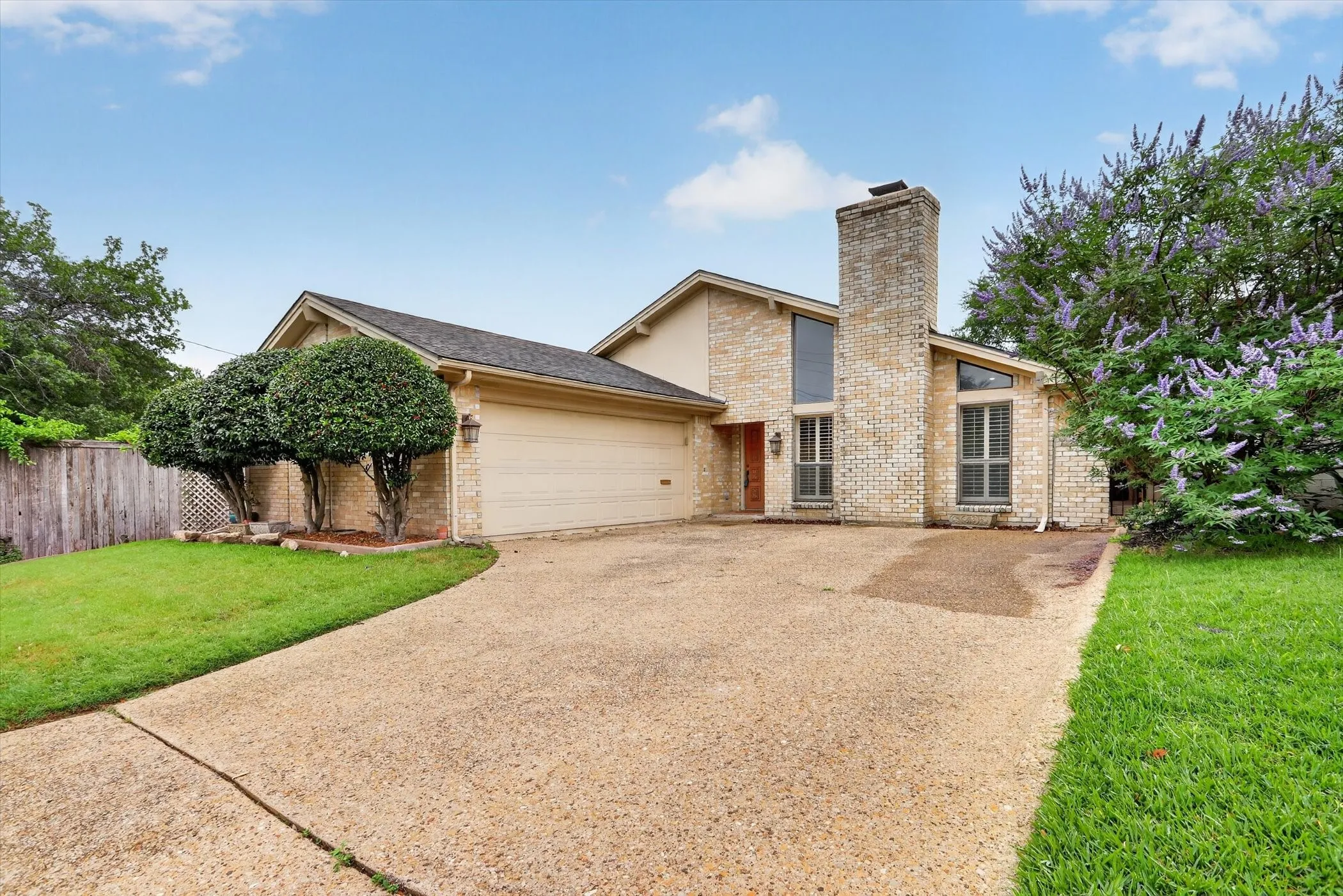 Single Family Residence For Sale in Tarrant County , 4083 Hidden View Circle, Fort Worth, Texas 76109, 3 Bedroom, 2 Bathroom, 2 Garage spaces, 2,209 Sqft, built in 1978, mls#21276783, Real Estate Agent in Fort Worth, Homes For Sale in Tarrant county, Homes For Sale in Fort Worth, Realtor in Fort Worth Texas, Real Estate Brokerage Independent Realty Texas, Luminita Cordes Realtor