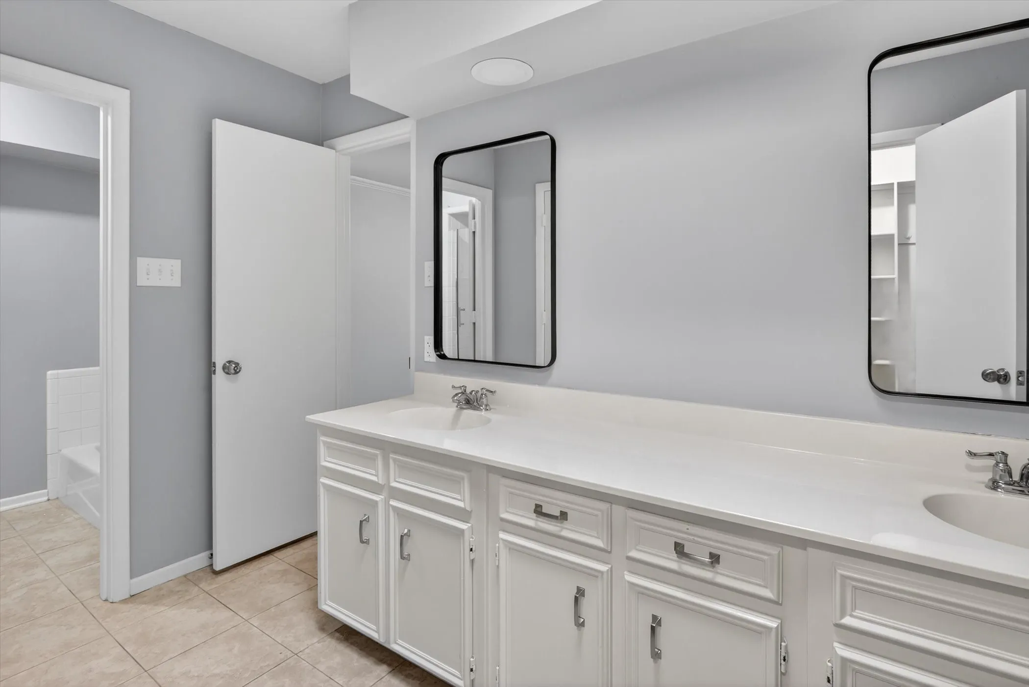 Single Family Residence For Sale in Tarrant County , 4083 Hidden View Circle, Fort Worth, Texas 76109, 3 Bedroom, 2 Bathroom, 2 Garage spaces, 2,209 Sqft, built in 1978, mls#21276783, Real Estate Agent in Fort Worth, Homes For Sale in Tarrant county, Homes For Sale in Fort Worth, Realtor in Fort Worth Texas, Real Estate Brokerage Independent Realty Texas, Luminita Cordes Realtor