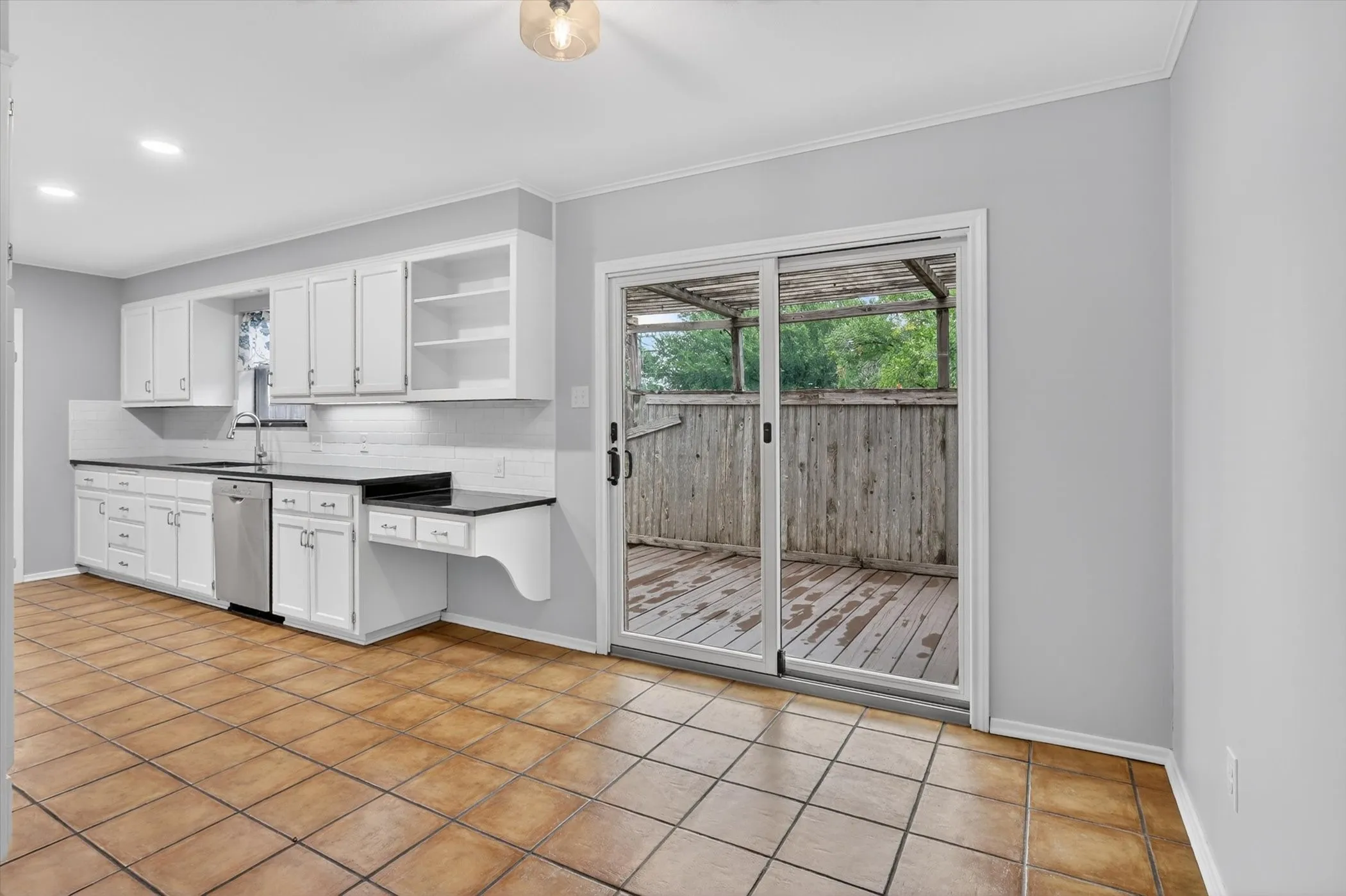 Single Family Residence For Sale in Tarrant County , 4083 Hidden View Circle, Fort Worth, Texas 76109, 3 Bedroom, 2 Bathroom, 2 Garage spaces, 2,209 Sqft, built in 1978, mls#21276783, Real Estate Agent in Fort Worth, Homes For Sale in Tarrant county, Homes For Sale in Fort Worth, Realtor in Fort Worth Texas, Real Estate Brokerage Independent Realty Texas, Luminita Cordes Realtor