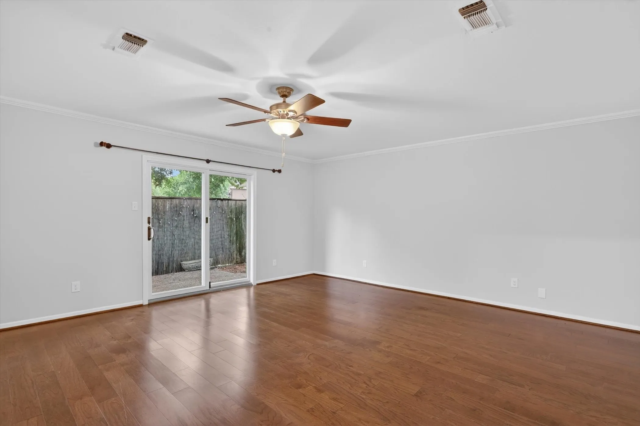 Single Family Residence For Sale in Tarrant County , 4083 Hidden View Circle, Fort Worth, Texas 76109, 3 Bedroom, 2 Bathroom, 2 Garage spaces, 2,209 Sqft, built in 1978, mls#21276783, Real Estate Agent in Fort Worth, Homes For Sale in Tarrant county, Homes For Sale in Fort Worth, Realtor in Fort Worth Texas, Real Estate Brokerage Independent Realty Texas, Luminita Cordes Realtor
