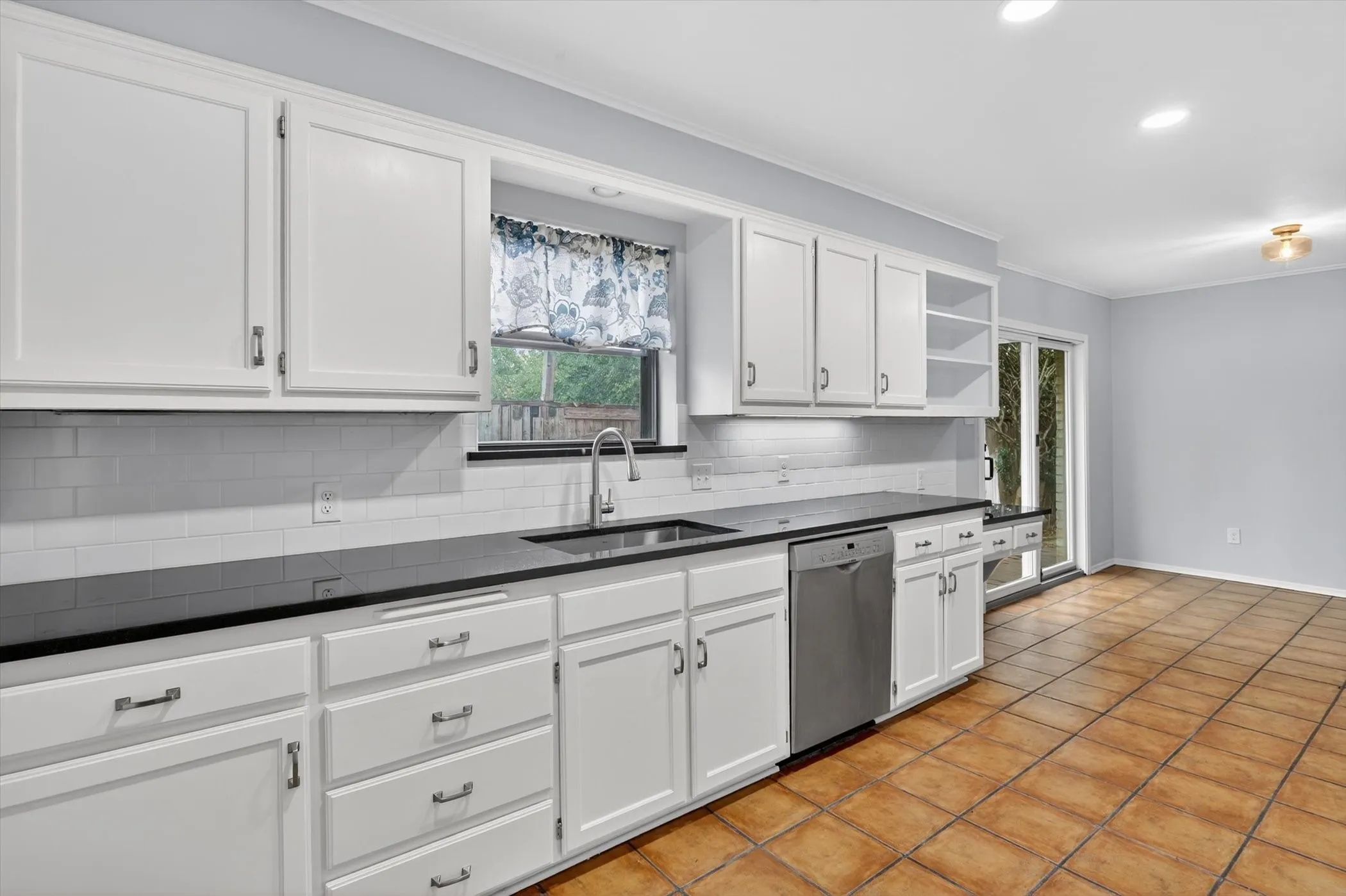 Single Family Residence For Sale in Tarrant County , 4083 Hidden View Circle, Fort Worth, Texas 76109, 3 Bedroom, 2 Bathroom, 2 Garage spaces, 2,209 Sqft, built in 1978, mls#21276783, Real Estate Agent in Fort Worth, Homes For Sale in Tarrant county, Homes For Sale in Fort Worth, Realtor in Fort Worth Texas, Real Estate Brokerage Independent Realty Texas, Luminita Cordes Realtor