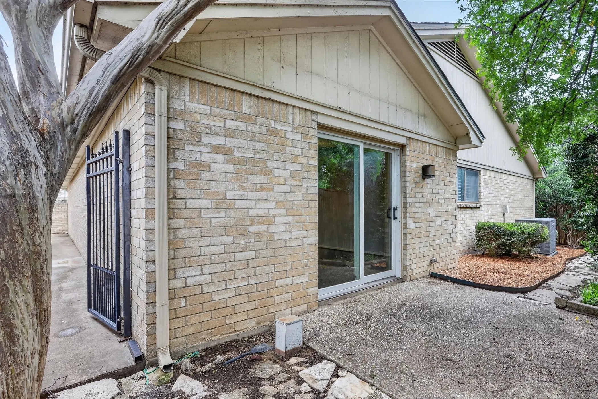 Single Family Residence For Sale in Tarrant County , 4083 Hidden View Circle, Fort Worth, Texas 76109, 3 Bedroom, 2 Bathroom, 2 Garage spaces, 2,209 Sqft, built in 1978, mls#21276783, Real Estate Agent in Fort Worth, Homes For Sale in Tarrant county, Homes For Sale in Fort Worth, Realtor in Fort Worth Texas, Real Estate Brokerage Independent Realty Texas, Luminita Cordes Realtor