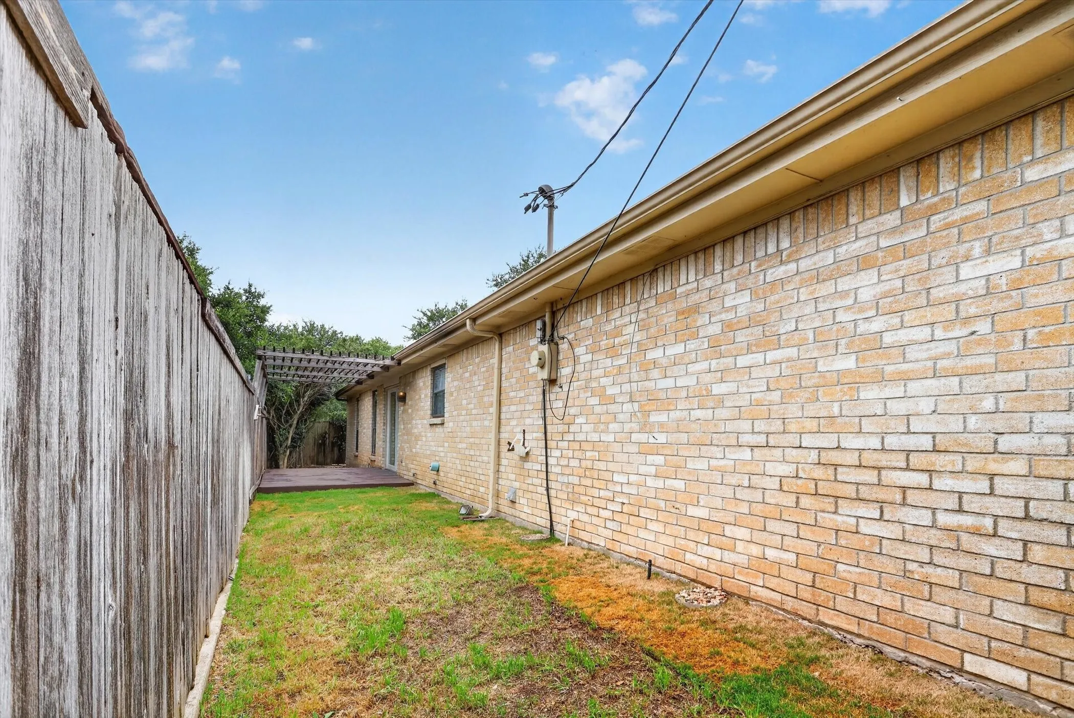 Single Family Residence For Sale in Tarrant County , 4083 Hidden View Circle, Fort Worth, Texas 76109, 3 Bedroom, 2 Bathroom, 2 Garage spaces, 2,209 Sqft, built in 1978, mls#21276783, Real Estate Agent in Fort Worth, Homes For Sale in Tarrant county, Homes For Sale in Fort Worth, Realtor in Fort Worth Texas, Real Estate Brokerage Independent Realty Texas, Luminita Cordes Realtor
