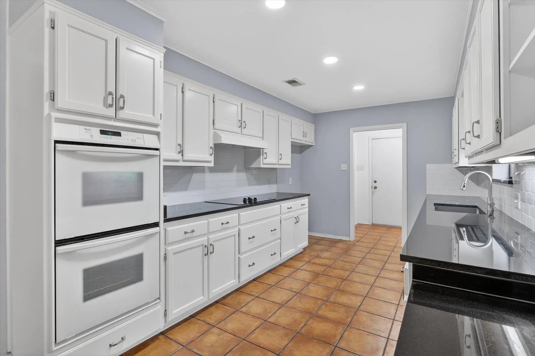 Single Family Residence For Sale in Tarrant County , 4083 Hidden View Circle, Fort Worth, Texas 76109, 3 Bedroom, 2 Bathroom, 2 Garage spaces, 2,209 Sqft, built in 1978, mls#21276783, Real Estate Agent in Fort Worth, Homes For Sale in Tarrant county, Homes For Sale in Fort Worth, Realtor in Fort Worth Texas, Real Estate Brokerage Independent Realty Texas, Luminita Cordes Realtor