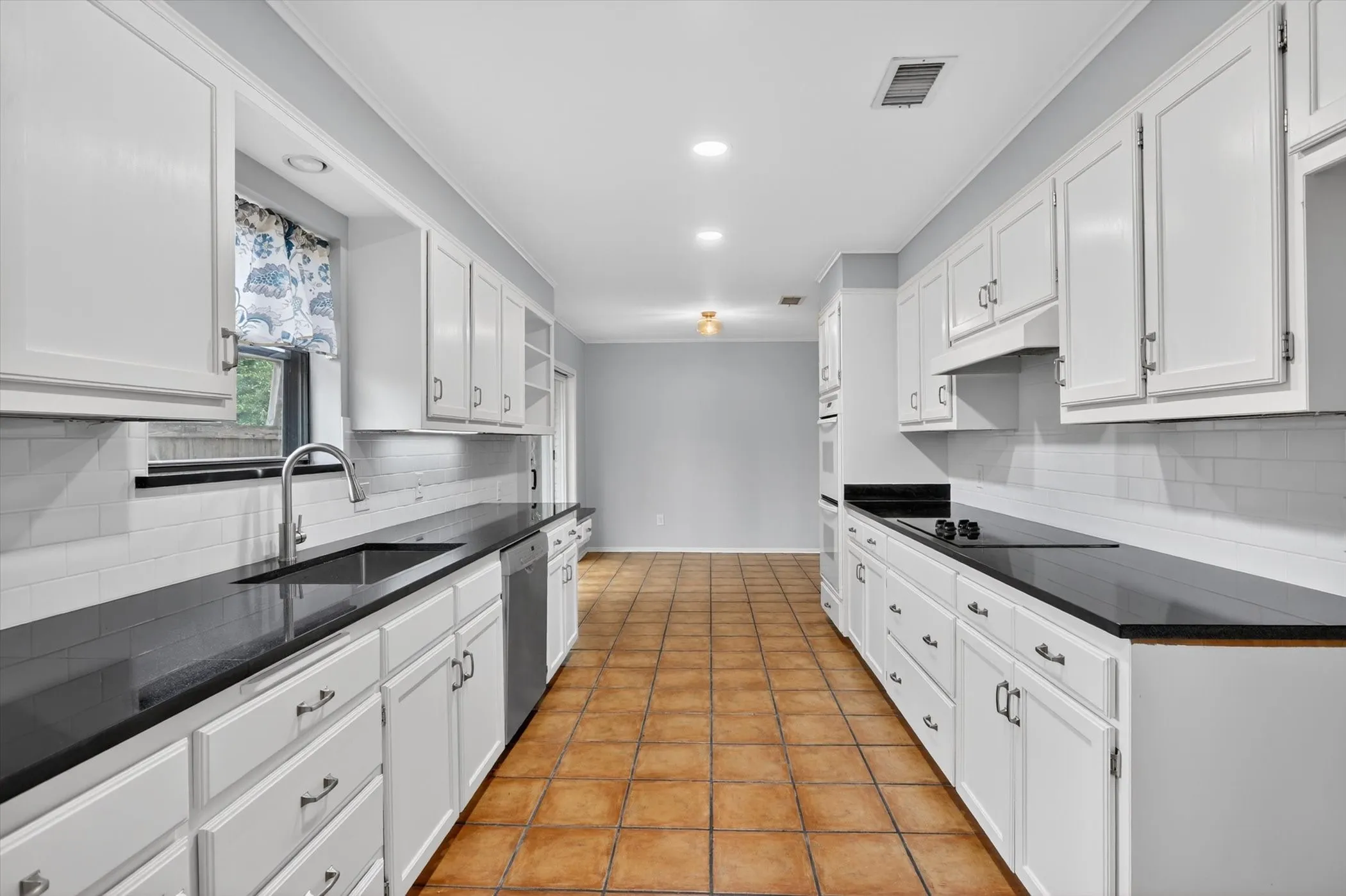 Single Family Residence For Sale in Tarrant County , 4083 Hidden View Circle, Fort Worth, Texas 76109, 3 Bedroom, 2 Bathroom, 2 Garage spaces, 2,209 Sqft, built in 1978, mls#21276783, Real Estate Agent in Fort Worth, Homes For Sale in Tarrant county, Homes For Sale in Fort Worth, Realtor in Fort Worth Texas, Real Estate Brokerage Independent Realty Texas, Luminita Cordes Realtor