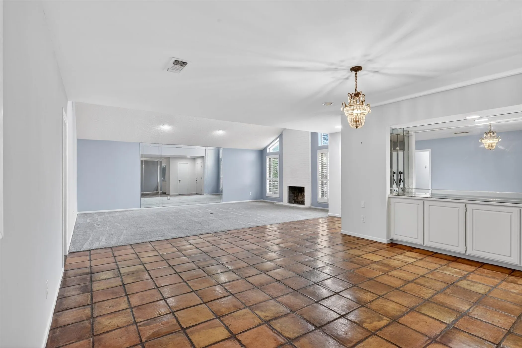 Single Family Residence For Sale in Tarrant County , 4083 Hidden View Circle, Fort Worth, Texas 76109, 3 Bedroom, 2 Bathroom, 2 Garage spaces, 2,209 Sqft, built in 1978, mls#21276783, Real Estate Agent in Fort Worth, Homes For Sale in Tarrant county, Homes For Sale in Fort Worth, Realtor in Fort Worth Texas, Real Estate Brokerage Independent Realty Texas, Luminita Cordes Realtor