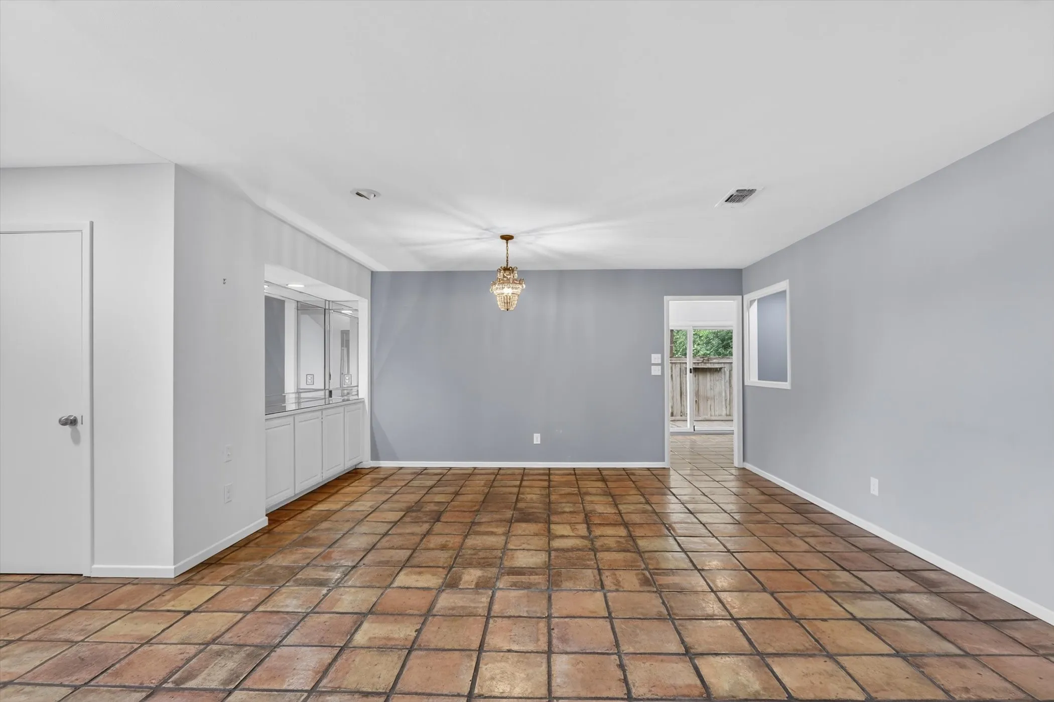 Single Family Residence For Sale in Tarrant County , 4083 Hidden View Circle, Fort Worth, Texas 76109, 3 Bedroom, 2 Bathroom, 2 Garage spaces, 2,209 Sqft, built in 1978, mls#21276783, Real Estate Agent in Fort Worth, Homes For Sale in Tarrant county, Homes For Sale in Fort Worth, Realtor in Fort Worth Texas, Real Estate Brokerage Independent Realty Texas, Luminita Cordes Realtor