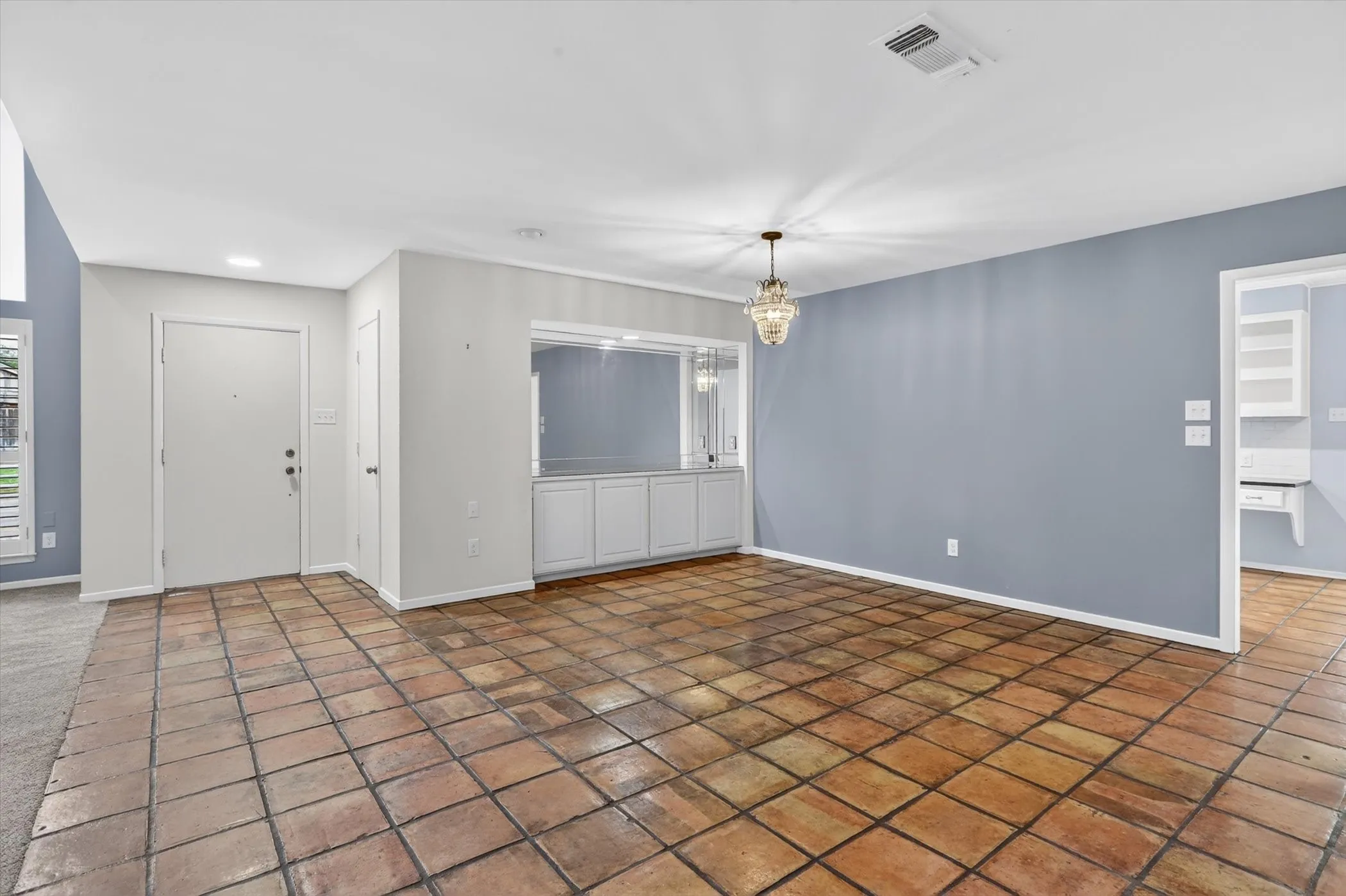 Single Family Residence For Sale in Tarrant County , 4083 Hidden View Circle, Fort Worth, Texas 76109, 3 Bedroom, 2 Bathroom, 2 Garage spaces, 2,209 Sqft, built in 1978, mls#21276783, Real Estate Agent in Fort Worth, Homes For Sale in Tarrant county, Homes For Sale in Fort Worth, Realtor in Fort Worth Texas, Real Estate Brokerage Independent Realty Texas, Luminita Cordes Realtor