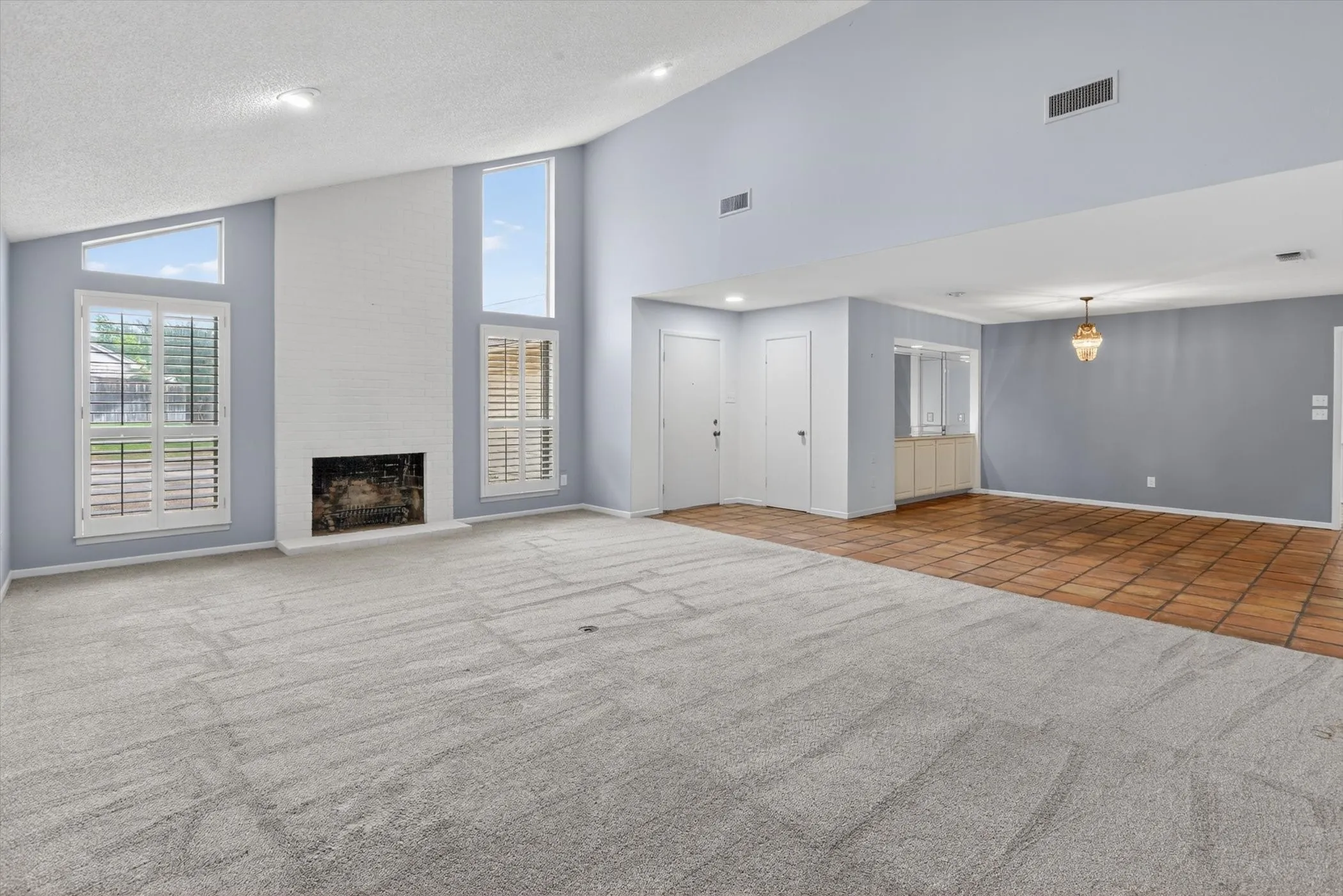 Single Family Residence For Sale in Tarrant County , 4083 Hidden View Circle, Fort Worth, Texas 76109, 3 Bedroom, 2 Bathroom, 2 Garage spaces, 2,209 Sqft, built in 1978, mls#21276783, Real Estate Agent in Fort Worth, Homes For Sale in Tarrant county, Homes For Sale in Fort Worth, Realtor in Fort Worth Texas, Real Estate Brokerage Independent Realty Texas, Luminita Cordes Realtor