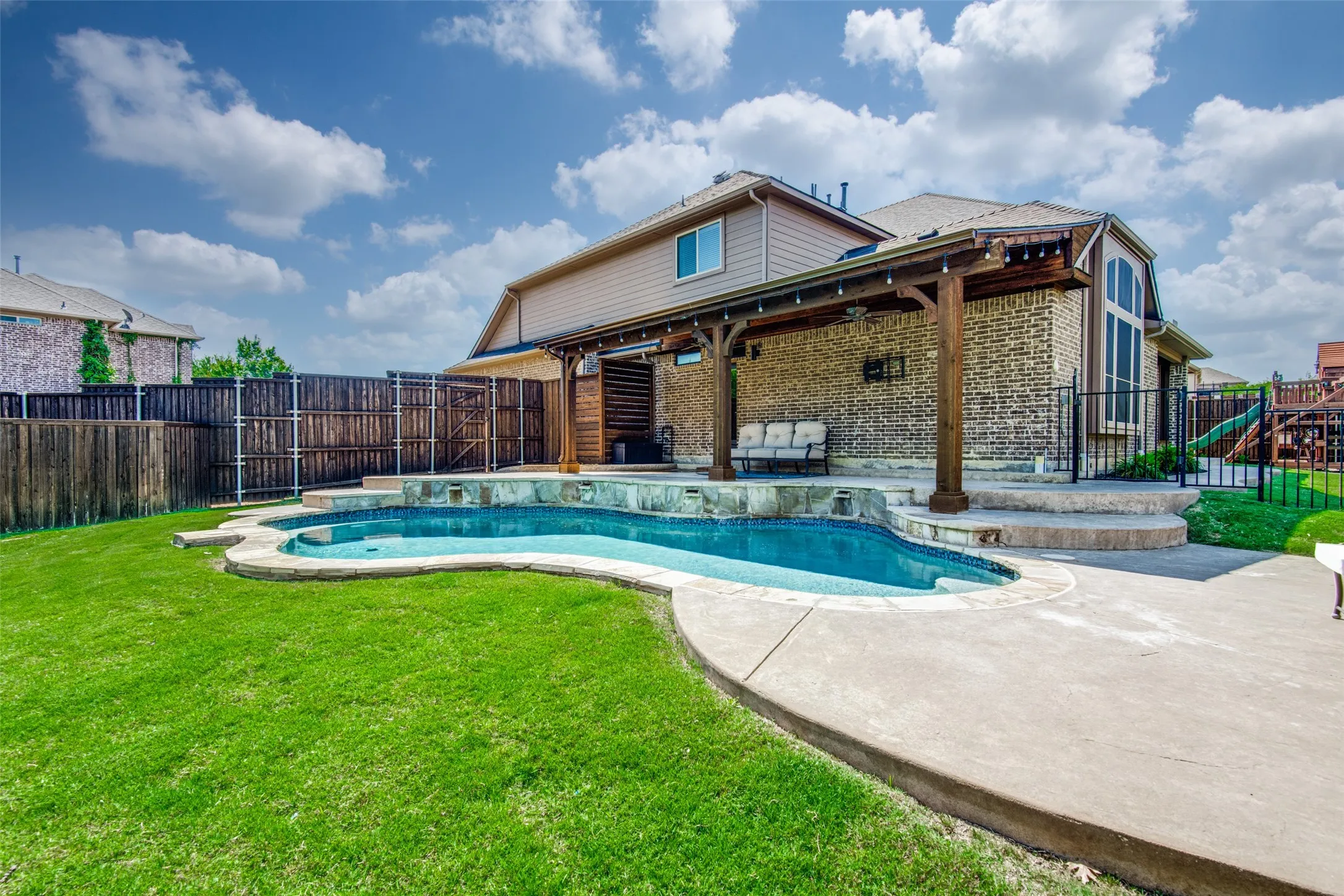 Single Family Residence For Sale in Denton County , 9359 Cherry Brook Lane, Frisco, Texas 75033, 5 Bedroom, 4 Bathroom, 3 Garage spaces, 3,958 Sqft, built in 2015, mls#21277991, Real Estate Agent in Frisco, Homes For Sale in Denton county, Homes For Sale in Frisco, Realtor in Frisco Texas, Real Estate Brokerage Independent Realty Texas, Luminita Cordes Realtor