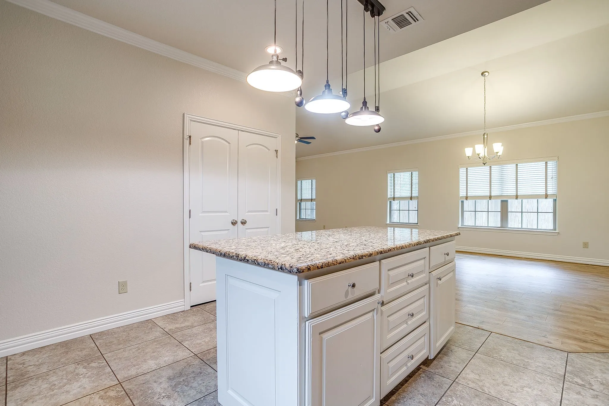 Single Family Residence For Sale in Hood County , 2220 Cobblestone Court, Granbury, Texas 76049, 3 Bedroom, 2 Bathroom, 2 Garage spaces, 1,779 Sqft, built in 2015, mls#21276315, Real Estate Agent in Granbury, Homes For Sale in Hood county, Homes For Sale in Granbury, Realtor in Granbury Texas, Real Estate Brokerage Independent Realty Texas, Luminita Cordes Realtor