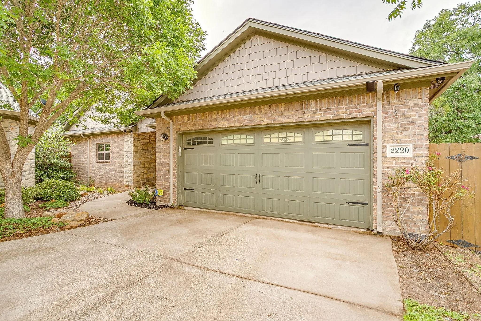 Single Family Residence For Sale in Hood County , 2220 Cobblestone Court, Granbury, Texas 76049, 3 Bedroom, 2 Bathroom, 2 Garage spaces, 1,779 Sqft, built in 2015, mls#21276315, Real Estate Agent in Granbury, Homes For Sale in Hood county, Homes For Sale in Granbury, Realtor in Granbury Texas, Real Estate Brokerage Independent Realty Texas, Luminita Cordes Realtor