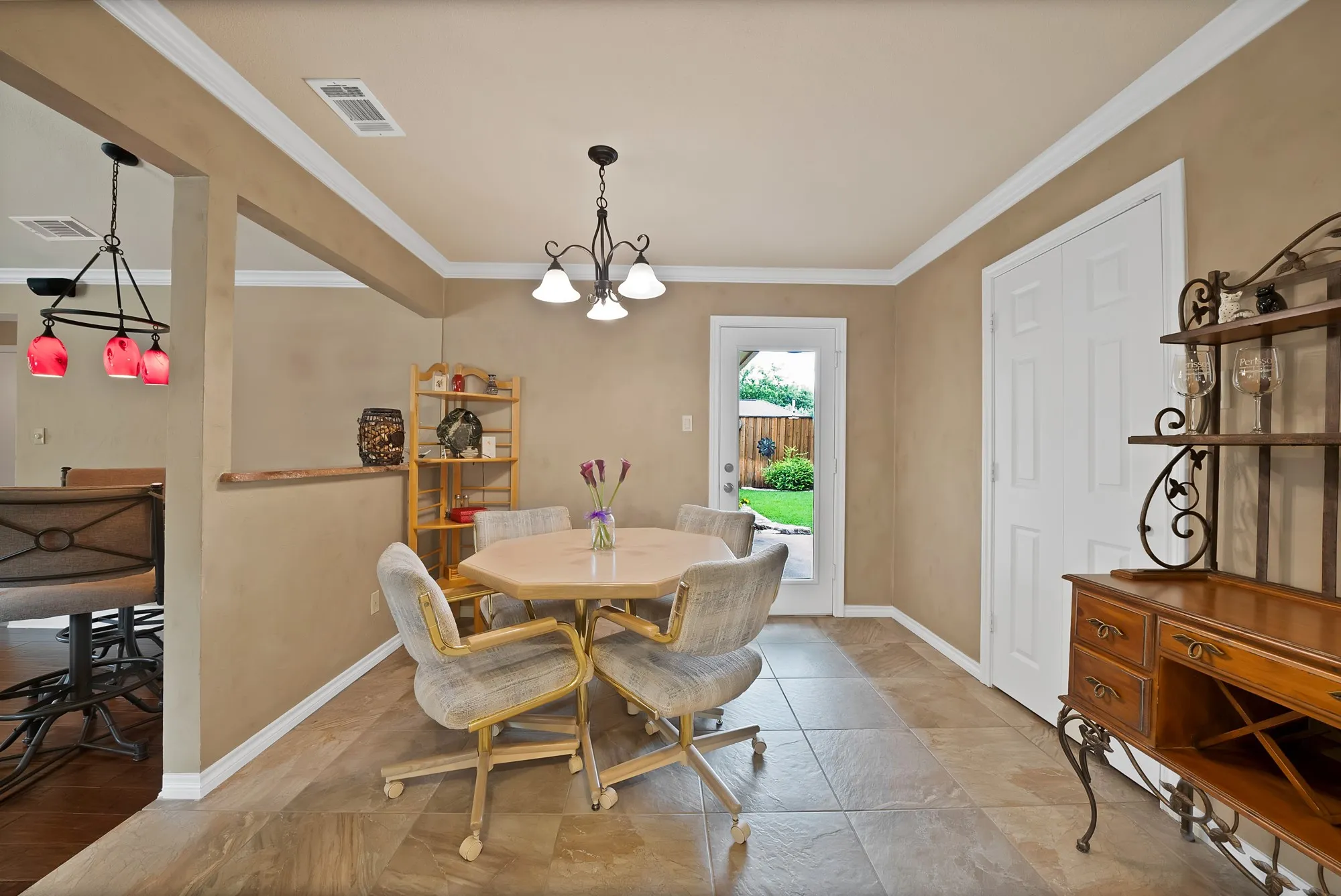 Single Family Residence For Sale in Denton County , 1600 Delaford Drive, Carrollton, Texas 75007, 3 Bedrooms, 2 Bathrooms, 2 Garage spaces, 1,647 Sqft, built in 1983, Price $375,000, mls#21275090, Real Estate Agent in Carrollton, Homes For Sale in Denton county, Homes For Sale in Carrollton, Realtor in Carrollton Texas, Real Estate Brokerage Independent Realty Texas, Luminita Cordes Realtor