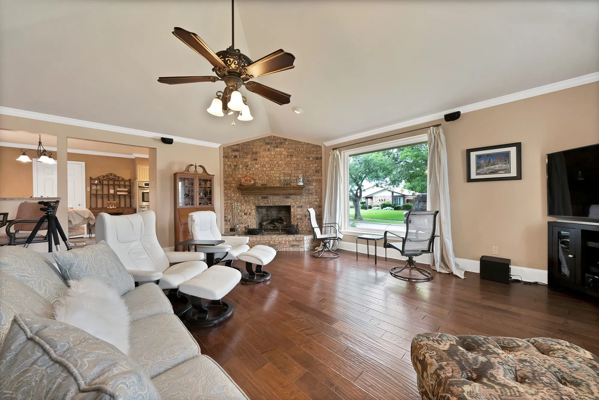 Single Family Residence For Sale in Denton County , 1600 Delaford Drive, Carrollton, Texas 75007, 3 Bedrooms, 2 Bathrooms, 2 Garage spaces, 1,647 Sqft, built in 1983, Price $375,000, mls#21275090, Real Estate Agent in Carrollton, Homes For Sale in Denton county, Homes For Sale in Carrollton, Realtor in Carrollton Texas, Real Estate Brokerage Independent Realty Texas, Luminita Cordes Realtor