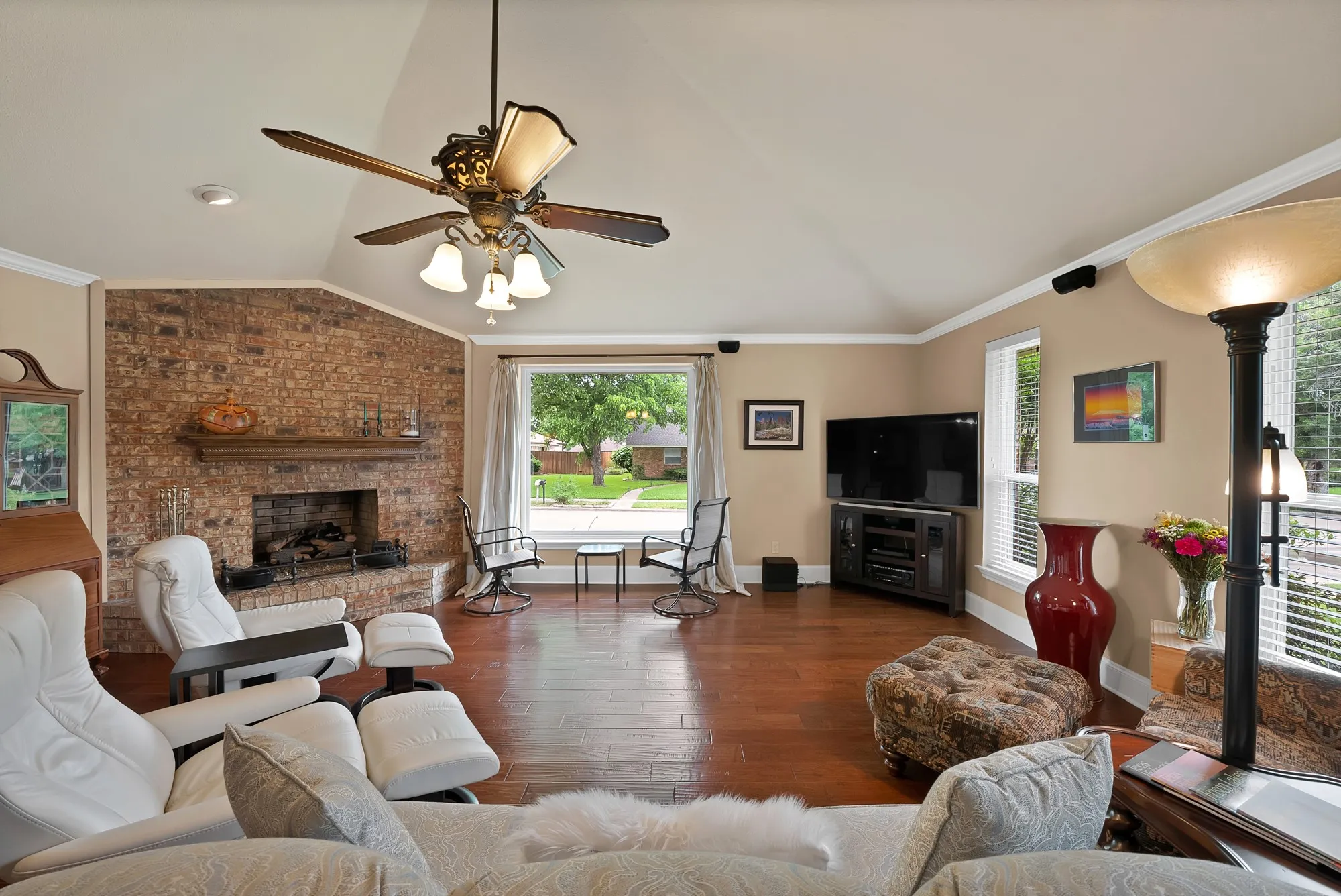 Single Family Residence For Sale in Denton County , 1600 Delaford Drive, Carrollton, Texas 75007, 3 Bedrooms, 2 Bathrooms, 2 Garage spaces, 1,647 Sqft, built in 1983, Price $375,000, mls#21275090, Real Estate Agent in Carrollton, Homes For Sale in Denton county, Homes For Sale in Carrollton, Realtor in Carrollton Texas, Real Estate Brokerage Independent Realty Texas, Luminita Cordes Realtor