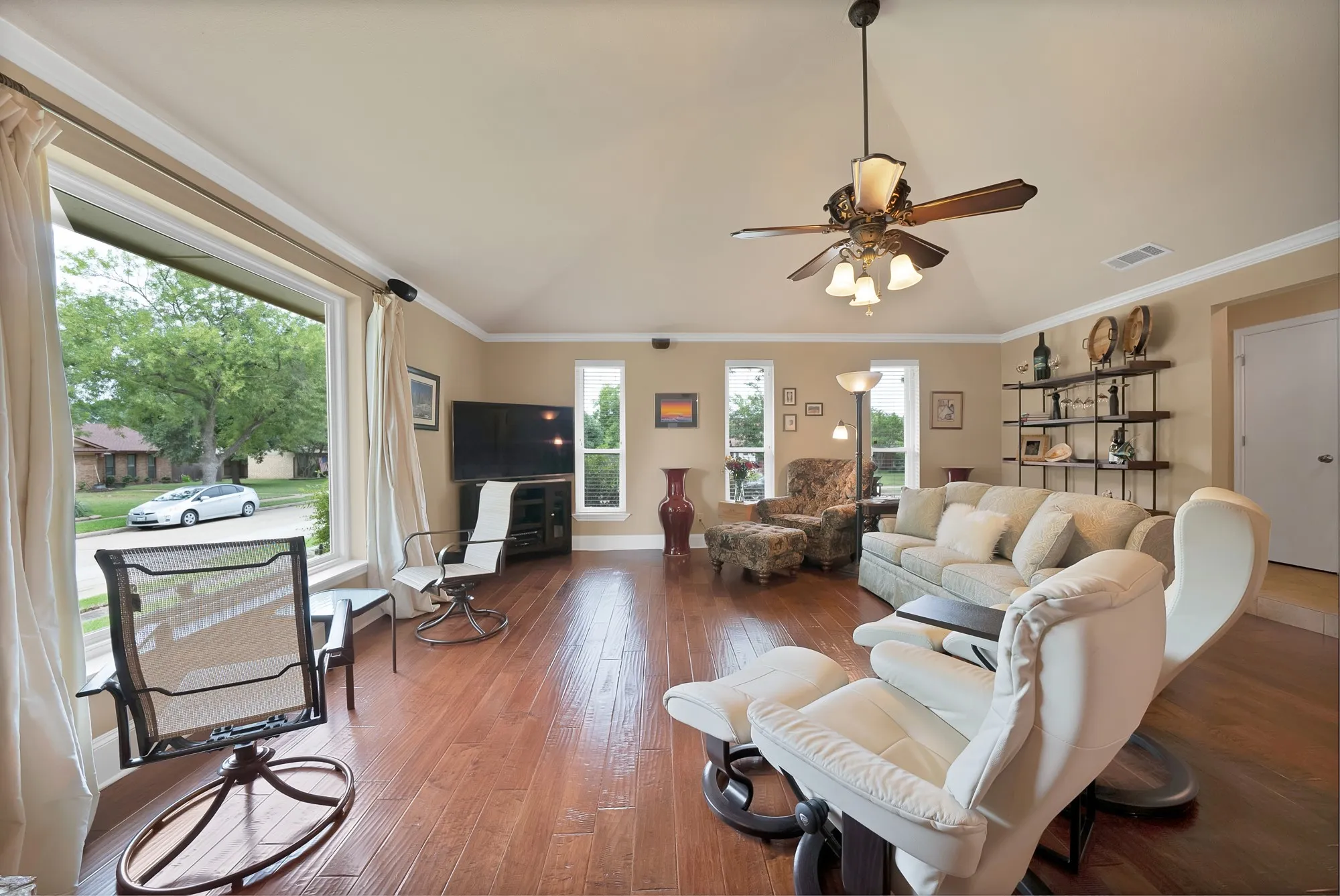 Single Family Residence For Sale in Denton County , 1600 Delaford Drive, Carrollton, Texas 75007, 3 Bedrooms, 2 Bathrooms, 2 Garage spaces, 1,647 Sqft, built in 1983, Price $375,000, mls#21275090, Real Estate Agent in Carrollton, Homes For Sale in Denton county, Homes For Sale in Carrollton, Realtor in Carrollton Texas, Real Estate Brokerage Independent Realty Texas, Luminita Cordes Realtor