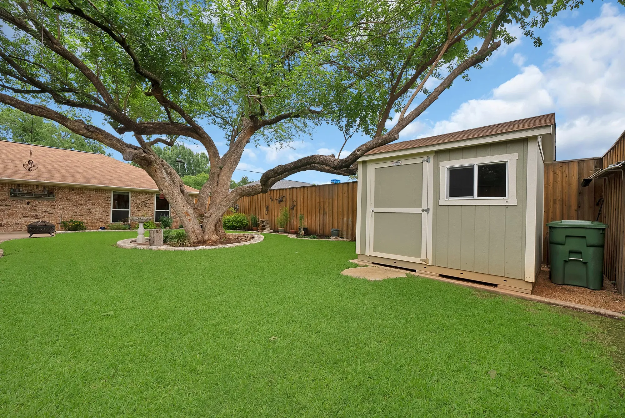 Single Family Residence For Sale in Denton County , 1600 Delaford Drive, Carrollton, Texas 75007, 3 Bedrooms, 2 Bathrooms, 2 Garage spaces, 1,647 Sqft, built in 1983, Price $375,000, mls#21275090, Real Estate Agent in Carrollton, Homes For Sale in Denton county, Homes For Sale in Carrollton, Realtor in Carrollton Texas, Real Estate Brokerage Independent Realty Texas, Luminita Cordes Realtor
