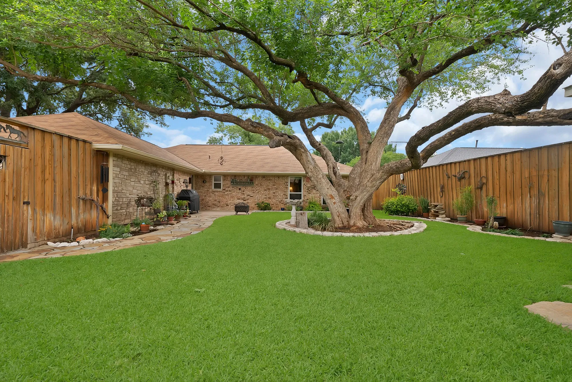 Single Family Residence For Sale in Denton County , 1600 Delaford Drive, Carrollton, Texas 75007, 3 Bedrooms, 2 Bathrooms, 2 Garage spaces, 1,647 Sqft, built in 1983, Price $375,000, mls#21275090, Real Estate Agent in Carrollton, Homes For Sale in Denton county, Homes For Sale in Carrollton, Realtor in Carrollton Texas, Real Estate Brokerage Independent Realty Texas, Luminita Cordes Realtor