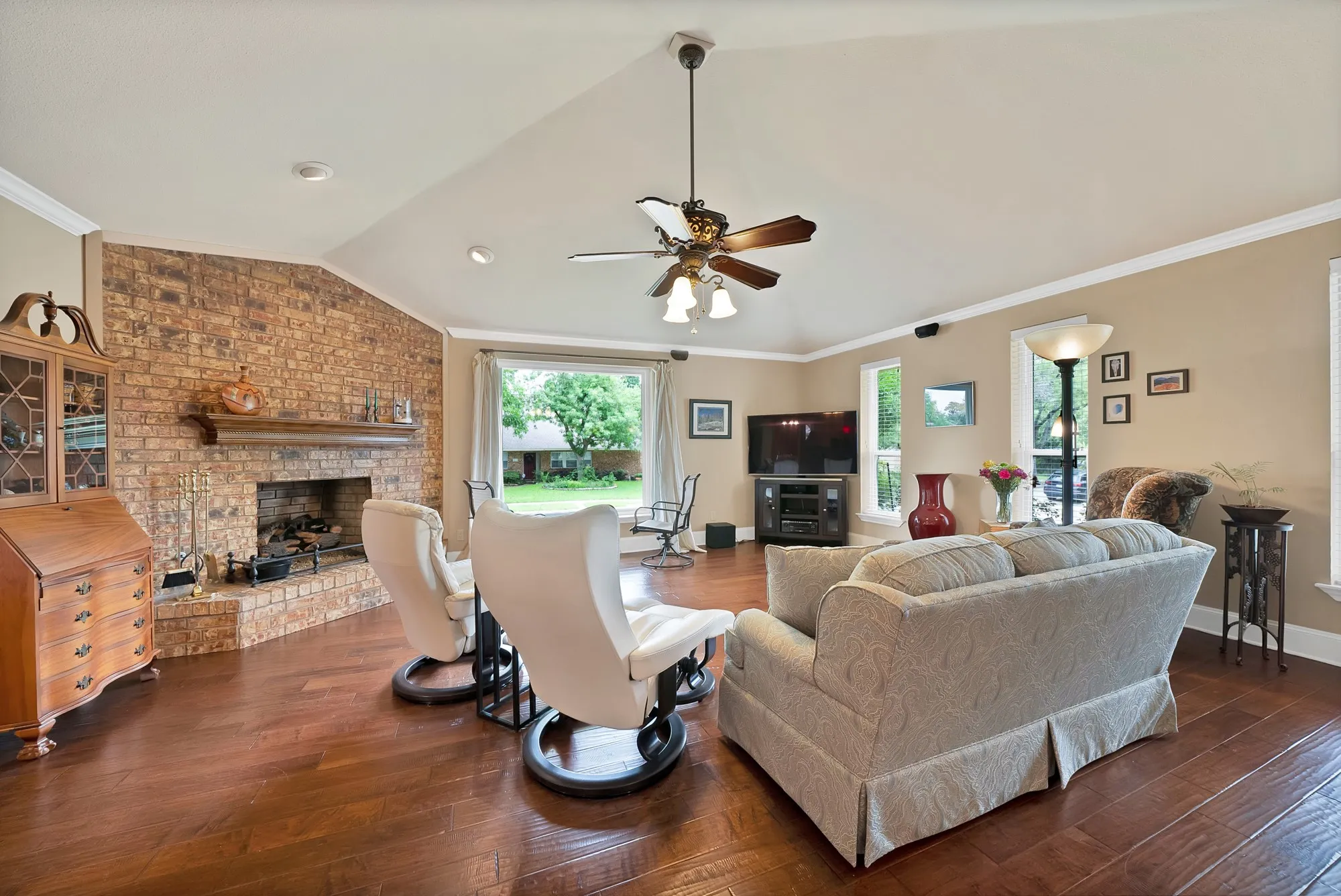 Single Family Residence For Sale in Denton County , 1600 Delaford Drive, Carrollton, Texas 75007, 3 Bedrooms, 2 Bathrooms, 2 Garage spaces, 1,647 Sqft, built in 1983, Price $375,000, mls#21275090, Real Estate Agent in Carrollton, Homes For Sale in Denton county, Homes For Sale in Carrollton, Realtor in Carrollton Texas, Real Estate Brokerage Independent Realty Texas, Luminita Cordes Realtor