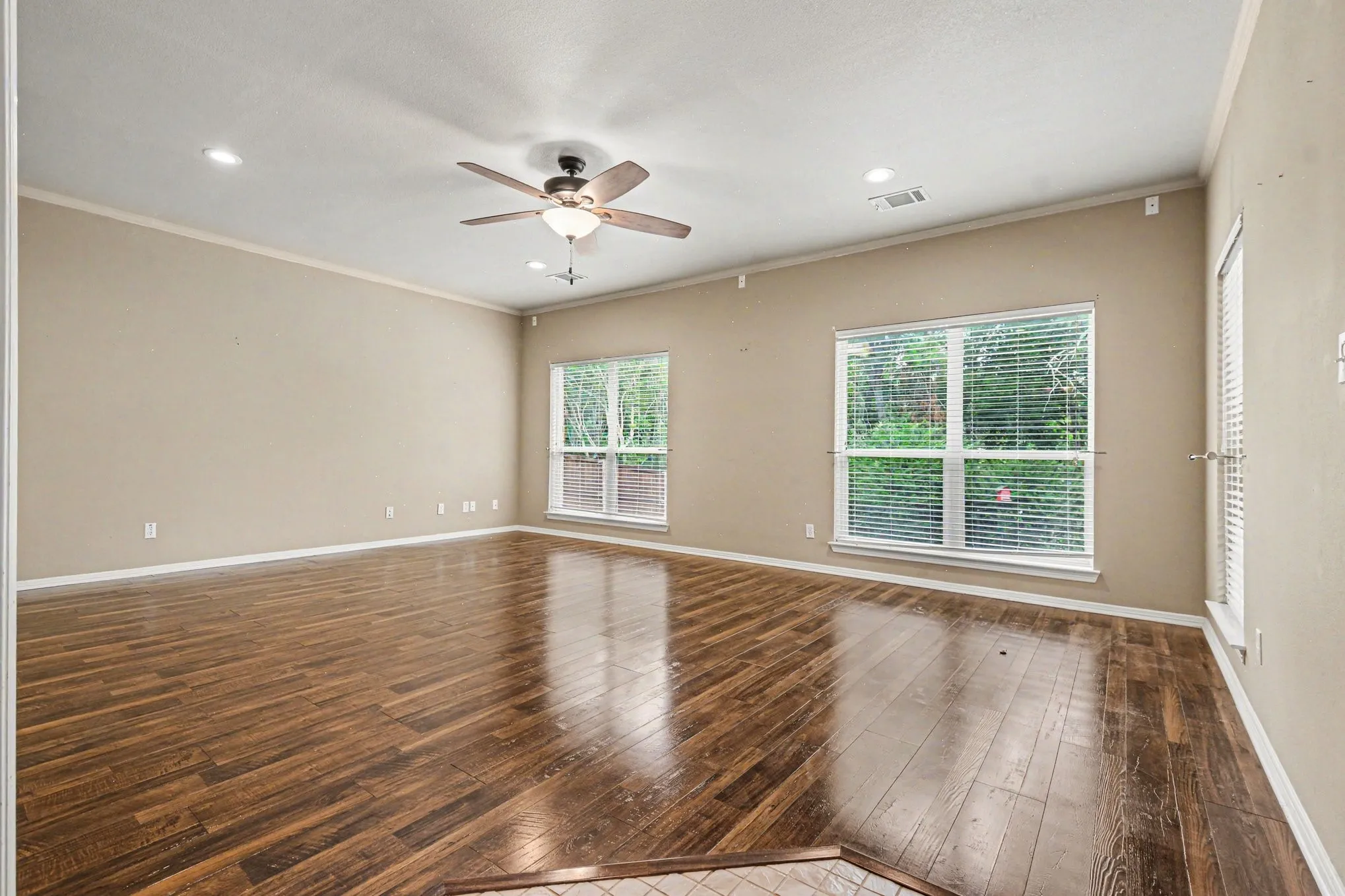 Single Family Residence For Sale in Denton County , 1342 Clear Creek Drive, Lewisville, Texas 75067, 3 Bedroom, 3 Bathroom, 2 Garage spaces, 2,588 Sqft, built in 1998, mls#21274652, Real Estate Agent in Lewisville, Homes For Sale in Denton county, Homes For Sale in Lewisville, Realtor in Lewisville Texas, Real Estate Brokerage Independent Realty Texas, Luminita Cordes Realtor