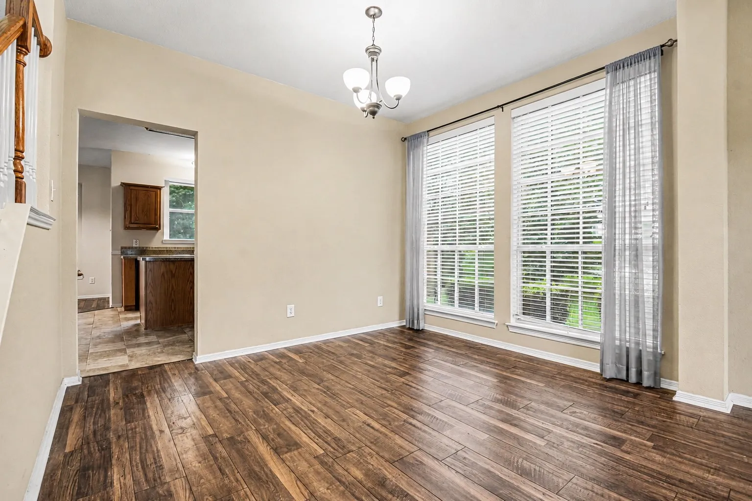 Single Family Residence For Sale in Denton County , 1342 Clear Creek Drive, Lewisville, Texas 75067, 3 Bedroom, 3 Bathroom, 2 Garage spaces, 2,588 Sqft, built in 1998, mls#21274652, Real Estate Agent in Lewisville, Homes For Sale in Denton county, Homes For Sale in Lewisville, Realtor in Lewisville Texas, Real Estate Brokerage Independent Realty Texas, Luminita Cordes Realtor