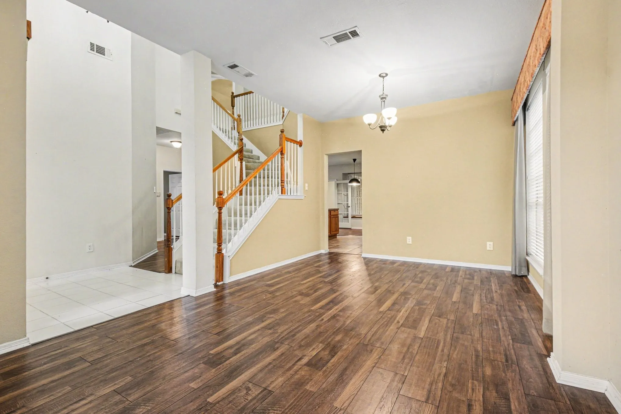 Single Family Residence For Sale in Denton County , 1342 Clear Creek Drive, Lewisville, Texas 75067, 3 Bedroom, 3 Bathroom, 2 Garage spaces, 2,588 Sqft, built in 1998, mls#21274652, Real Estate Agent in Lewisville, Homes For Sale in Denton county, Homes For Sale in Lewisville, Realtor in Lewisville Texas, Real Estate Brokerage Independent Realty Texas, Luminita Cordes Realtor