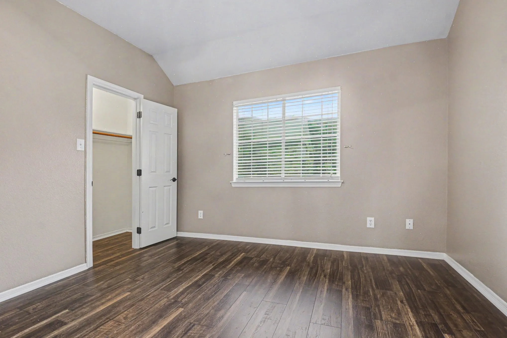 Single Family Residence For Sale in Denton County , 1342 Clear Creek Drive, Lewisville, Texas 75067, 3 Bedroom, 3 Bathroom, 2 Garage spaces, 2,588 Sqft, built in 1998, mls#21274652, Real Estate Agent in Lewisville, Homes For Sale in Denton county, Homes For Sale in Lewisville, Realtor in Lewisville Texas, Real Estate Brokerage Independent Realty Texas, Luminita Cordes Realtor