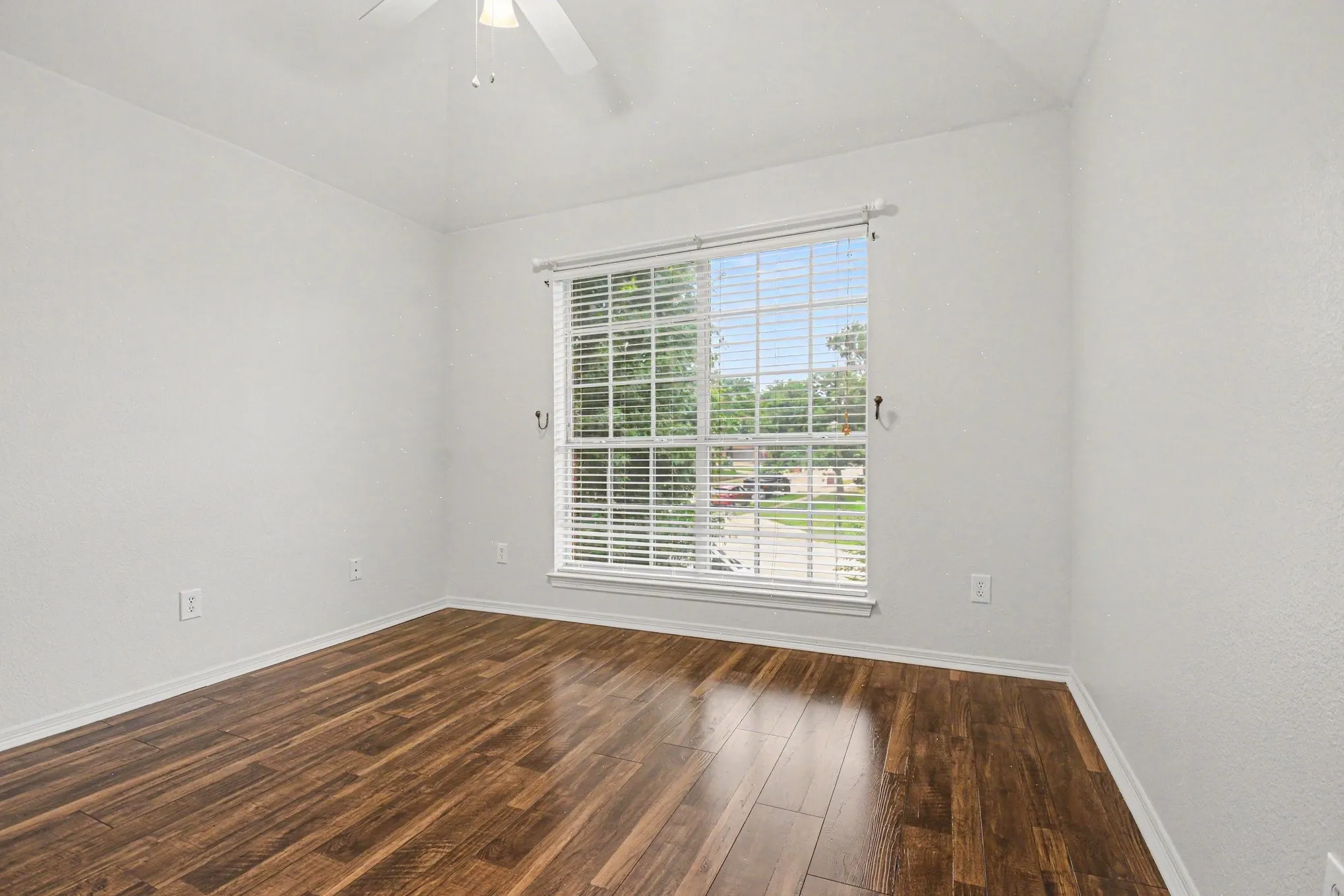 Single Family Residence For Sale in Denton County , 1342 Clear Creek Drive, Lewisville, Texas 75067, 3 Bedroom, 3 Bathroom, 2 Garage spaces, 2,588 Sqft, built in 1998, mls#21274652, Real Estate Agent in Lewisville, Homes For Sale in Denton county, Homes For Sale in Lewisville, Realtor in Lewisville Texas, Real Estate Brokerage Independent Realty Texas, Luminita Cordes Realtor