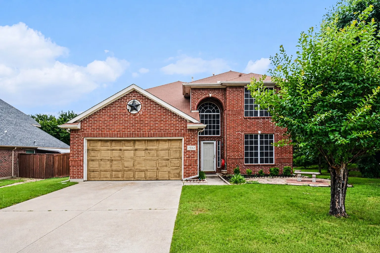 Single Family Residence For Sale in Denton County , 1342 Clear Creek Drive, Lewisville, Texas 75067, 3 Bedroom, 3 Bathroom, 2 Garage spaces, 2,588 Sqft, built in 1998, mls#21274652, Real Estate Agent in Lewisville, Homes For Sale in Denton county, Homes For Sale in Lewisville, Realtor in Lewisville Texas, Real Estate Brokerage Independent Realty Texas, Luminita Cordes Realtor