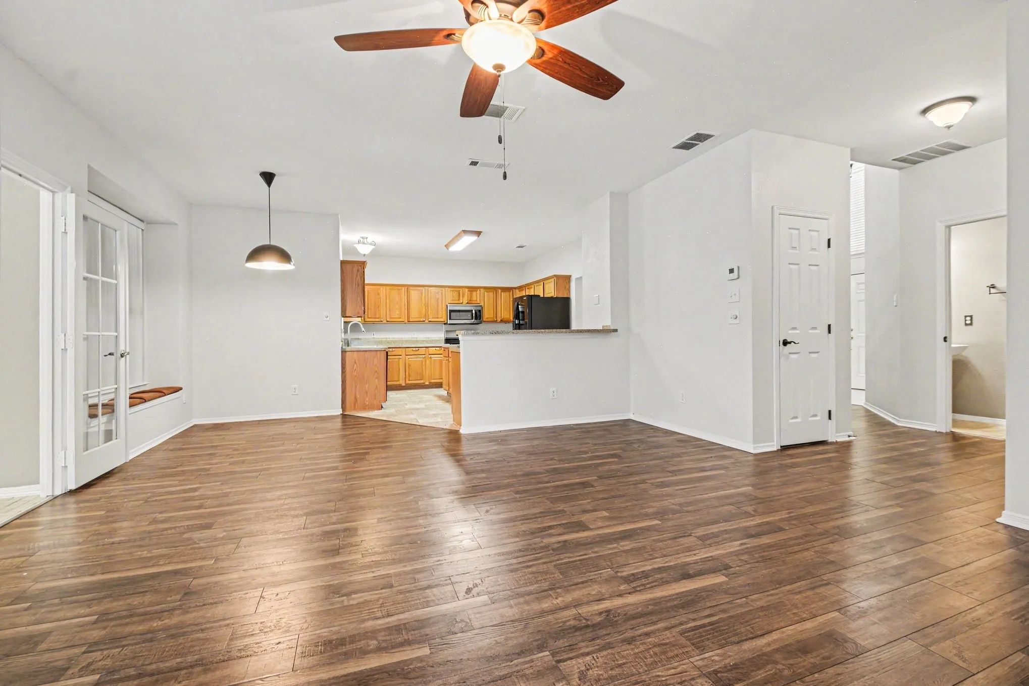 Single Family Residence For Sale in Denton County , 1342 Clear Creek Drive, Lewisville, Texas 75067, 3 Bedroom, 3 Bathroom, 2 Garage spaces, 2,588 Sqft, built in 1998, mls#21274652, Real Estate Agent in Lewisville, Homes For Sale in Denton county, Homes For Sale in Lewisville, Realtor in Lewisville Texas, Real Estate Brokerage Independent Realty Texas, Luminita Cordes Realtor