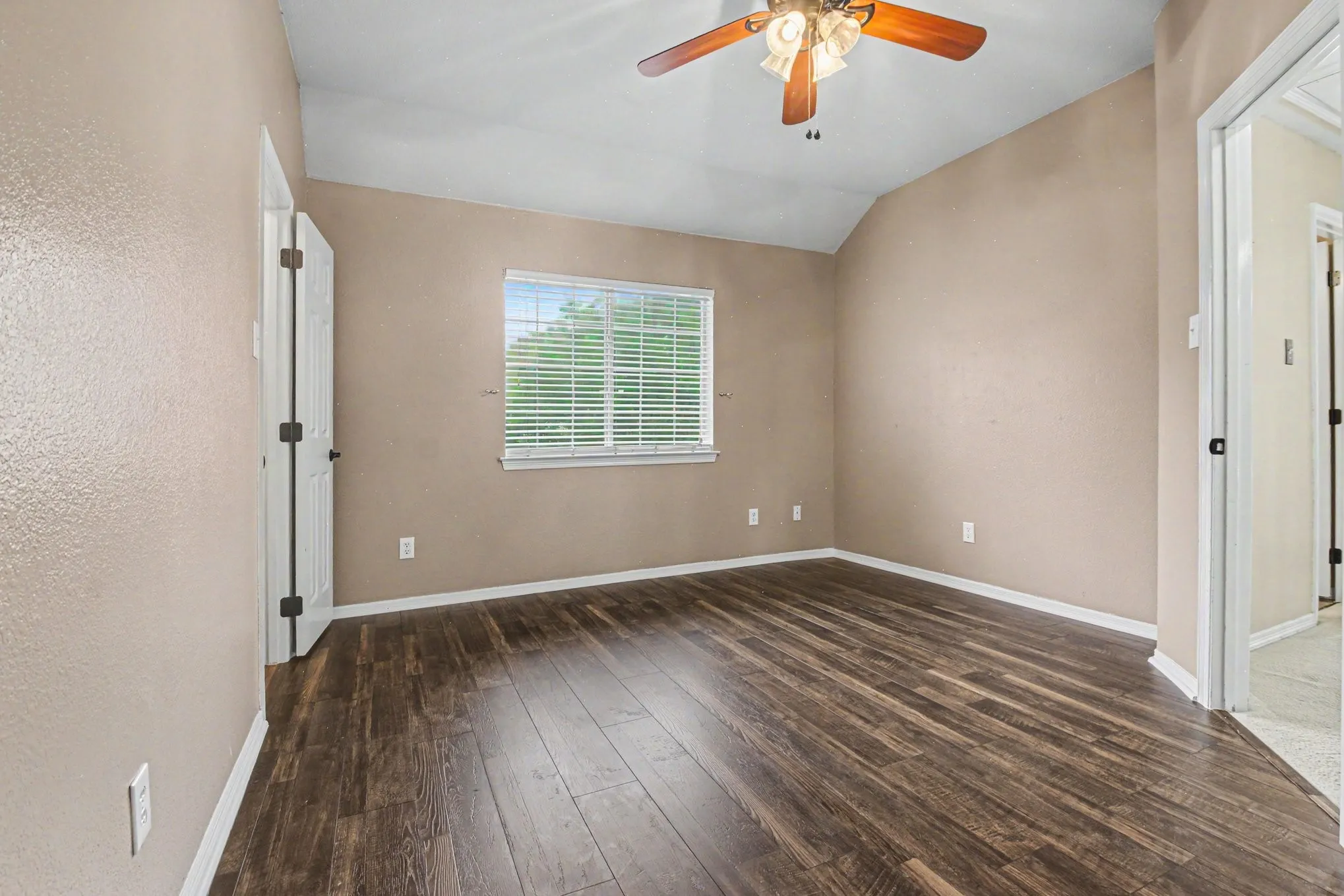 Single Family Residence For Sale in Denton County , 1342 Clear Creek Drive, Lewisville, Texas 75067, 3 Bedroom, 3 Bathroom, 2 Garage spaces, 2,588 Sqft, built in 1998, mls#21274652, Real Estate Agent in Lewisville, Homes For Sale in Denton county, Homes For Sale in Lewisville, Realtor in Lewisville Texas, Real Estate Brokerage Independent Realty Texas, Luminita Cordes Realtor