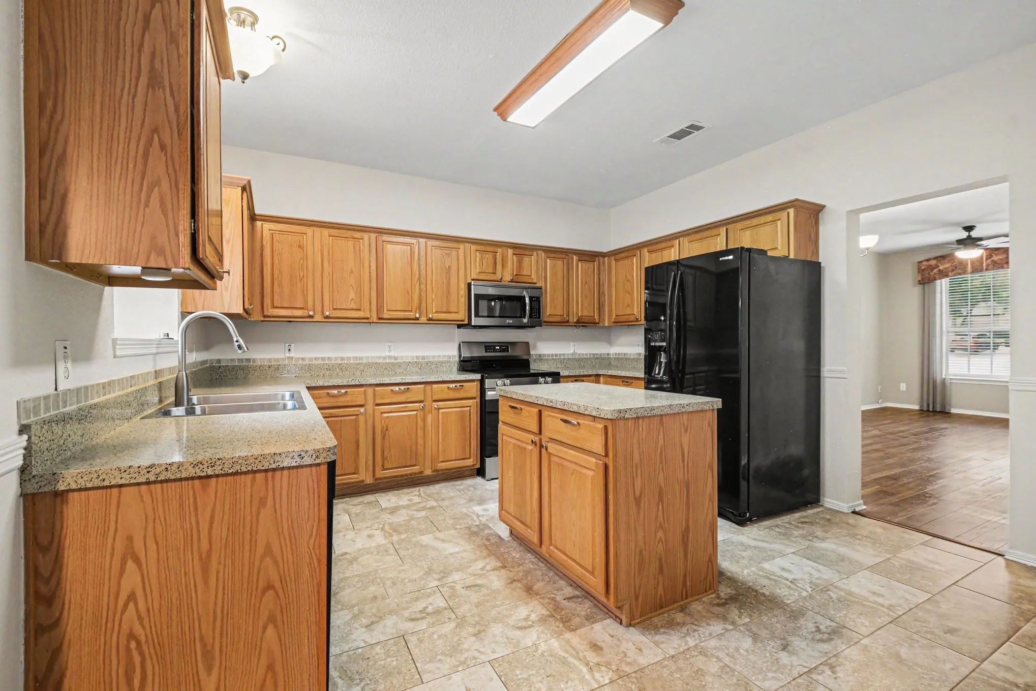 Single Family Residence For Sale in Denton County , 1342 Clear Creek Drive, Lewisville, Texas 75067, 3 Bedroom, 3 Bathroom, 2 Garage spaces, 2,588 Sqft, built in 1998, mls#21274652, Real Estate Agent in Lewisville, Homes For Sale in Denton county, Homes For Sale in Lewisville, Realtor in Lewisville Texas, Real Estate Brokerage Independent Realty Texas, Luminita Cordes Realtor