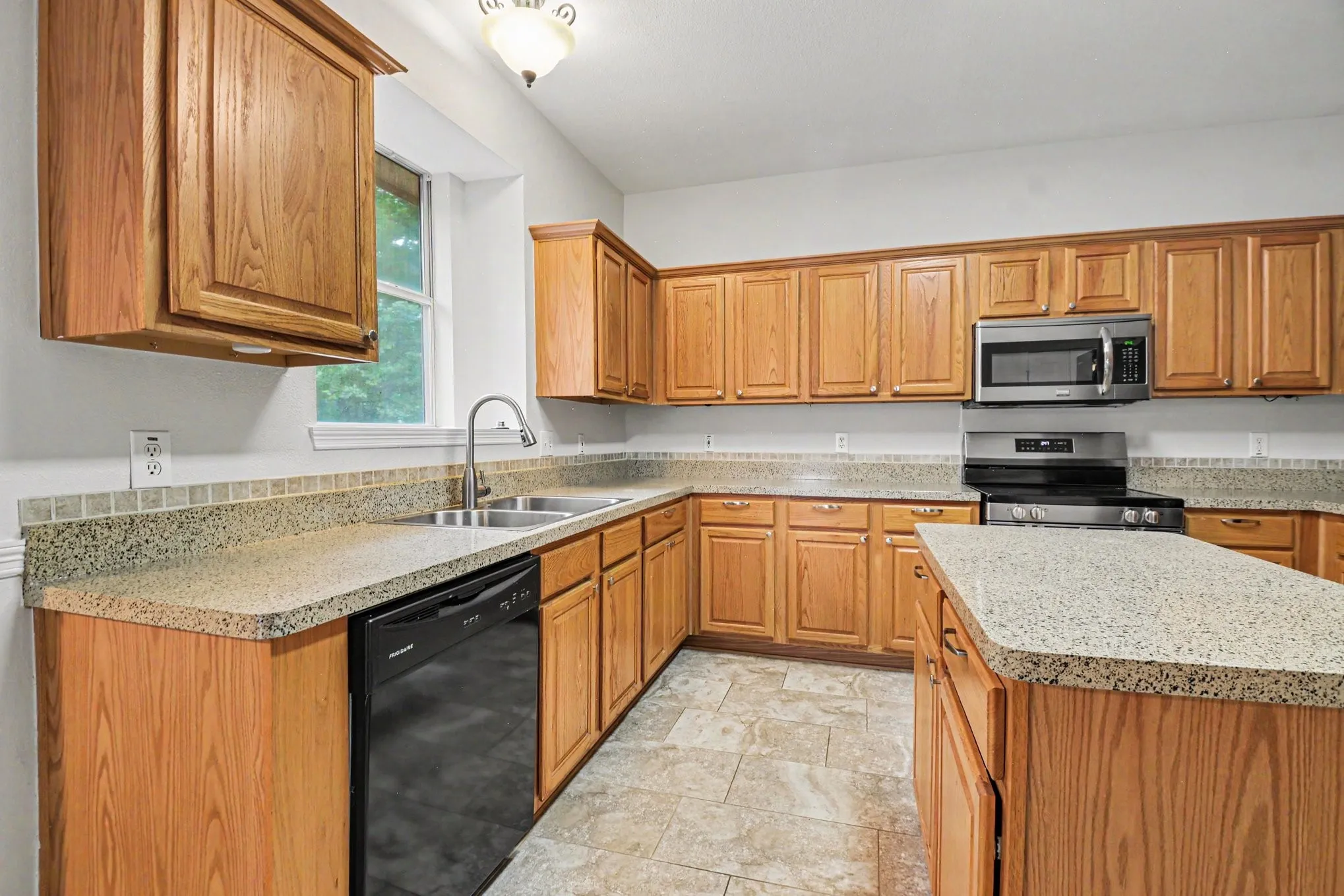 Single Family Residence For Sale in Denton County , 1342 Clear Creek Drive, Lewisville, Texas 75067, 3 Bedroom, 3 Bathroom, 2 Garage spaces, 2,588 Sqft, built in 1998, mls#21274652, Real Estate Agent in Lewisville, Homes For Sale in Denton county, Homes For Sale in Lewisville, Realtor in Lewisville Texas, Real Estate Brokerage Independent Realty Texas, Luminita Cordes Realtor
