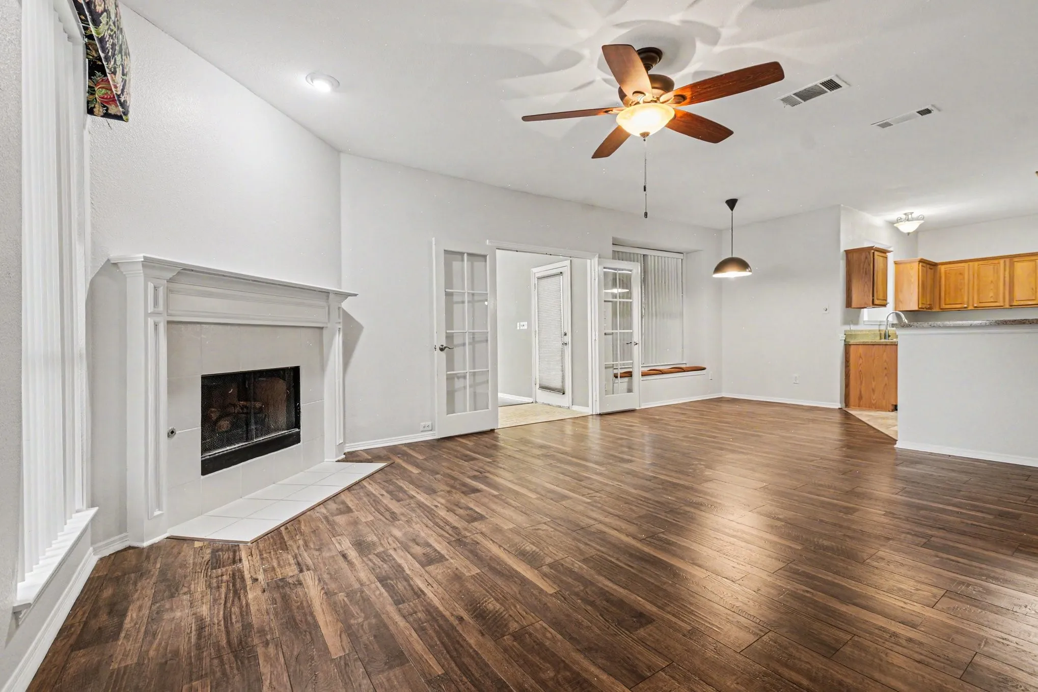 Single Family Residence For Sale in Denton County , 1342 Clear Creek Drive, Lewisville, Texas 75067, 3 Bedroom, 3 Bathroom, 2 Garage spaces, 2,588 Sqft, built in 1998, mls#21274652, Real Estate Agent in Lewisville, Homes For Sale in Denton county, Homes For Sale in Lewisville, Realtor in Lewisville Texas, Real Estate Brokerage Independent Realty Texas, Luminita Cordes Realtor