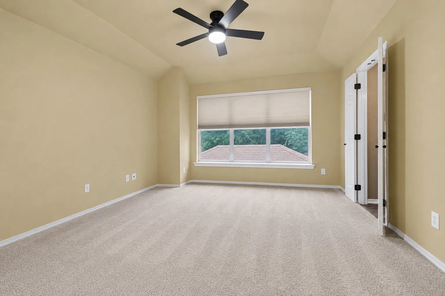 Single Family Residence For Sale in Denton County , 1342 Clear Creek Drive, Lewisville, Texas 75067, 3 Bedroom, 3 Bathroom, 2 Garage spaces, 2,588 Sqft, built in 1998, mls#21274652, Real Estate Agent in Lewisville, Homes For Sale in Denton county, Homes For Sale in Lewisville, Realtor in Lewisville Texas, Real Estate Brokerage Independent Realty Texas, Luminita Cordes Realtor