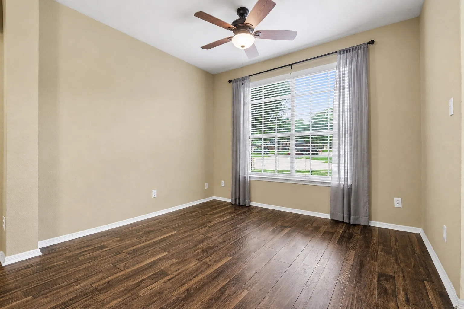 Single Family Residence For Sale in Denton County , 1342 Clear Creek Drive, Lewisville, Texas 75067, 3 Bedroom, 3 Bathroom, 2 Garage spaces, 2,588 Sqft, built in 1998, mls#21274652, Real Estate Agent in Lewisville, Homes For Sale in Denton county, Homes For Sale in Lewisville, Realtor in Lewisville Texas, Real Estate Brokerage Independent Realty Texas, Luminita Cordes Realtor