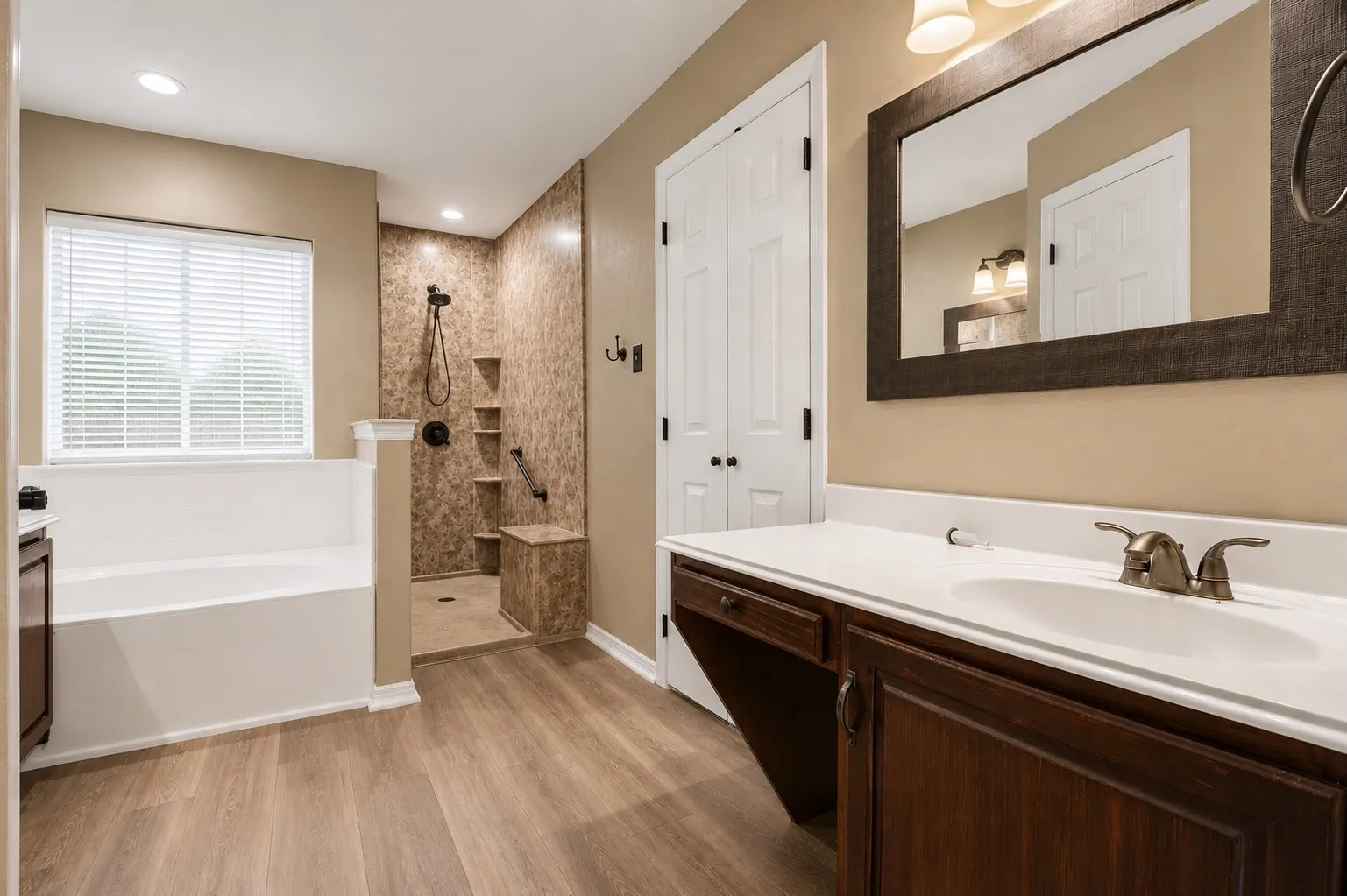 Single Family Residence For Sale in Denton County , 1342 Clear Creek Drive, Lewisville, Texas 75067, 3 Bedroom, 3 Bathroom, 2 Garage spaces, 2,588 Sqft, built in 1998, mls#21274652, Real Estate Agent in Lewisville, Homes For Sale in Denton county, Homes For Sale in Lewisville, Realtor in Lewisville Texas, Real Estate Brokerage Independent Realty Texas, Luminita Cordes Realtor