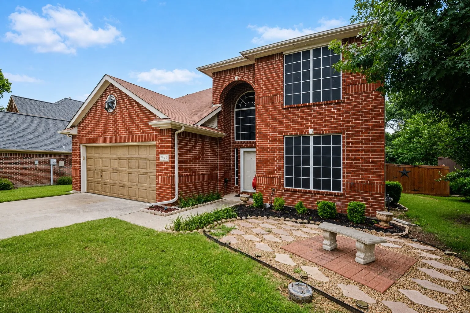 Single Family Residence For Sale in Denton County , 1342 Clear Creek Drive, Lewisville, Texas 75067, 3 Bedroom, 3 Bathroom, 2 Garage spaces, 2,588 Sqft, built in 1998, mls#21274652, Real Estate Agent in Lewisville, Homes For Sale in Denton county, Homes For Sale in Lewisville, Realtor in Lewisville Texas, Real Estate Brokerage Independent Realty Texas, Luminita Cordes Realtor