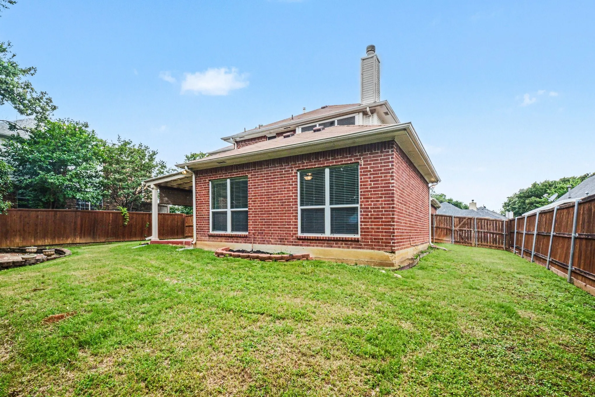 Single Family Residence For Sale in Denton County , 1342 Clear Creek Drive, Lewisville, Texas 75067, 3 Bedroom, 3 Bathroom, 2 Garage spaces, 2,588 Sqft, built in 1998, mls#21274652, Real Estate Agent in Lewisville, Homes For Sale in Denton county, Homes For Sale in Lewisville, Realtor in Lewisville Texas, Real Estate Brokerage Independent Realty Texas, Luminita Cordes Realtor