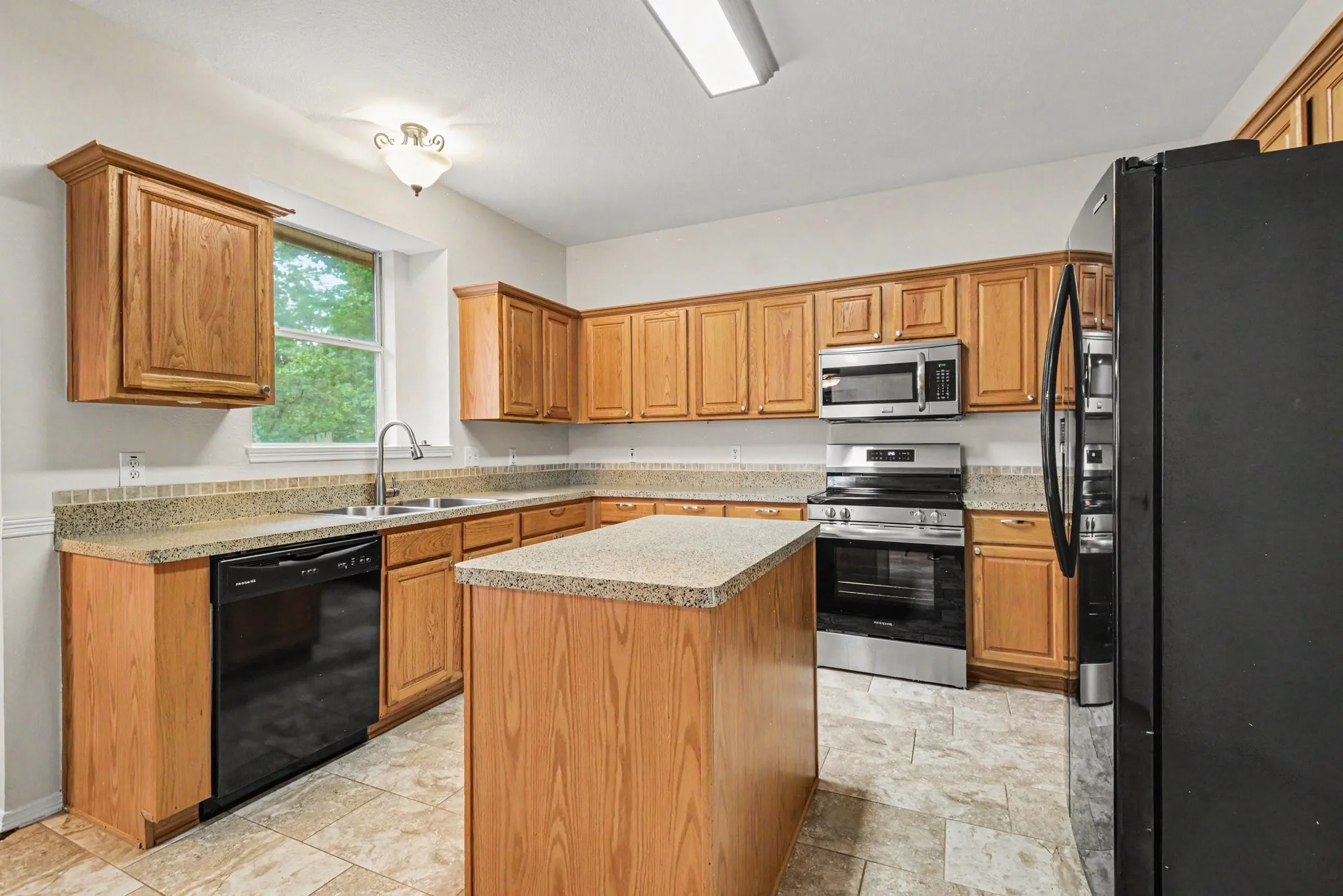 Single Family Residence For Sale in Denton County , 1342 Clear Creek Drive, Lewisville, Texas 75067, 3 Bedroom, 3 Bathroom, 2 Garage spaces, 2,588 Sqft, built in 1998, mls#21274652, Real Estate Agent in Lewisville, Homes For Sale in Denton county, Homes For Sale in Lewisville, Realtor in Lewisville Texas, Real Estate Brokerage Independent Realty Texas, Luminita Cordes Realtor