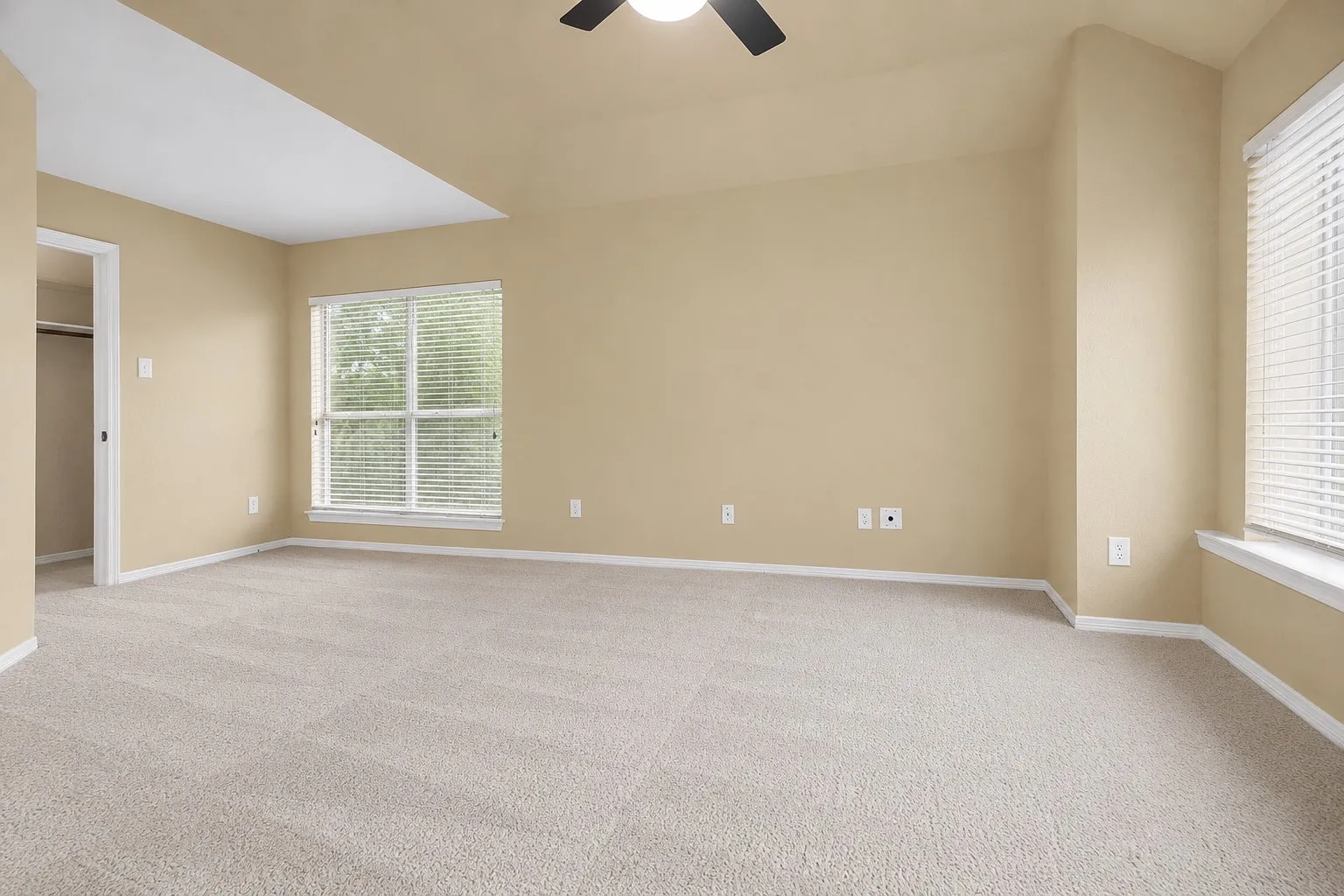 Single Family Residence For Sale in Denton County , 1342 Clear Creek Drive, Lewisville, Texas 75067, 3 Bedroom, 3 Bathroom, 2 Garage spaces, 2,588 Sqft, built in 1998, mls#21274652, Real Estate Agent in Lewisville, Homes For Sale in Denton county, Homes For Sale in Lewisville, Realtor in Lewisville Texas, Real Estate Brokerage Independent Realty Texas, Luminita Cordes Realtor