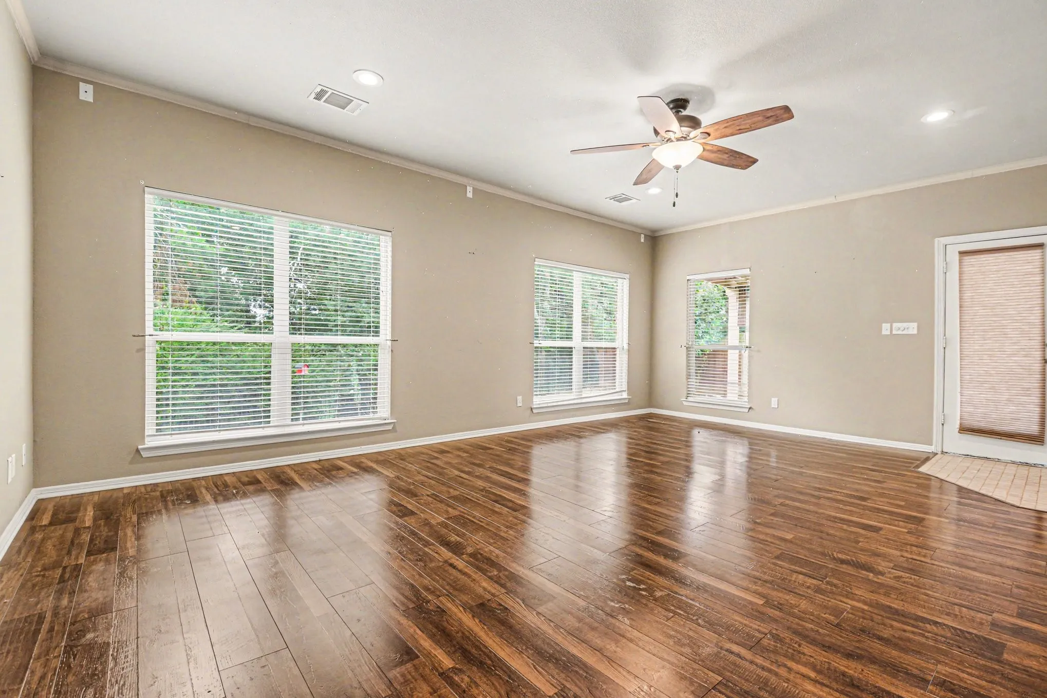 Single Family Residence For Sale in Denton County , 1342 Clear Creek Drive, Lewisville, Texas 75067, 3 Bedroom, 3 Bathroom, 2 Garage spaces, 2,588 Sqft, built in 1998, mls#21274652, Real Estate Agent in Lewisville, Homes For Sale in Denton county, Homes For Sale in Lewisville, Realtor in Lewisville Texas, Real Estate Brokerage Independent Realty Texas, Luminita Cordes Realtor