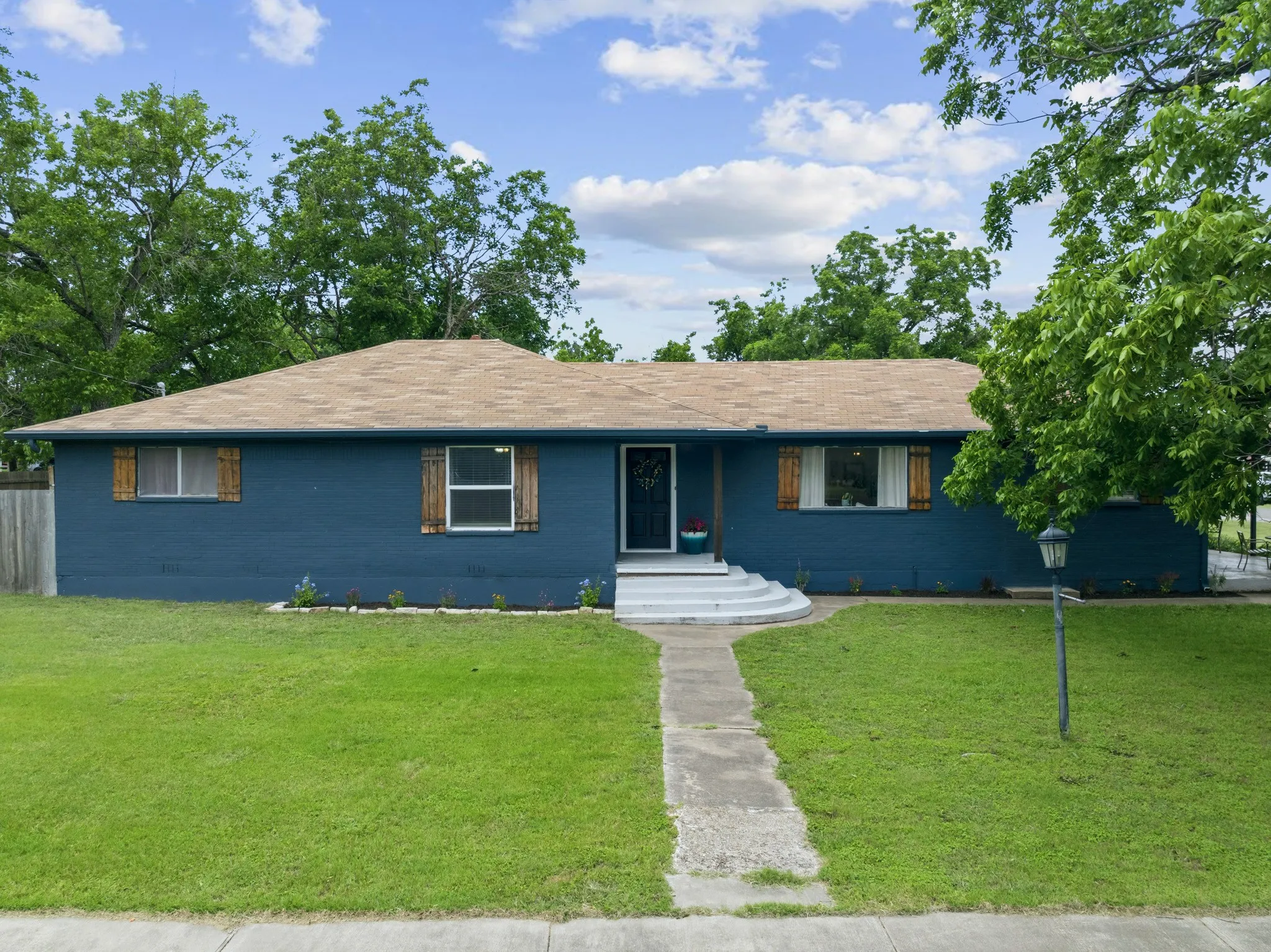 Single Family Residence For Sale in Mc Lennan County , 9338 5th Street, Crawford, Texas 76638, 3 Bedroom, 2 Bathroom, 2 Garage spaces, 2,103 Sqft, built in 1956, mls#21277935, Real Estate Agent in Crawford, Homes For Sale in Mc Lennan county, Homes For Sale in Crawford, Realtor in Crawford Texas, Real Estate Brokerage Independent Realty Texas, Luminita Cordes Realtor